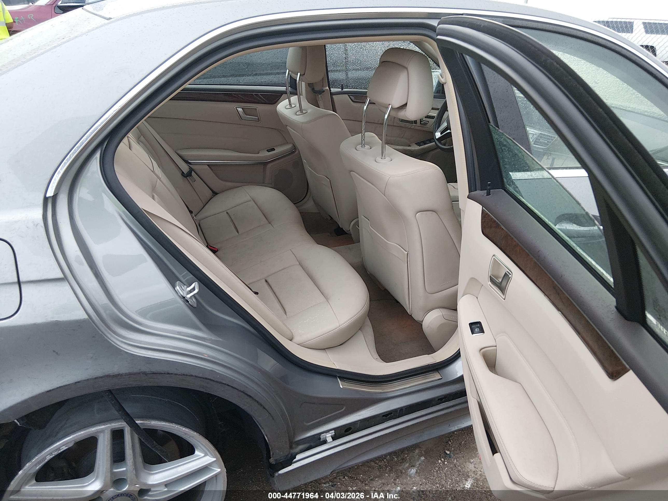 MERCEDES-BENZ E image 8