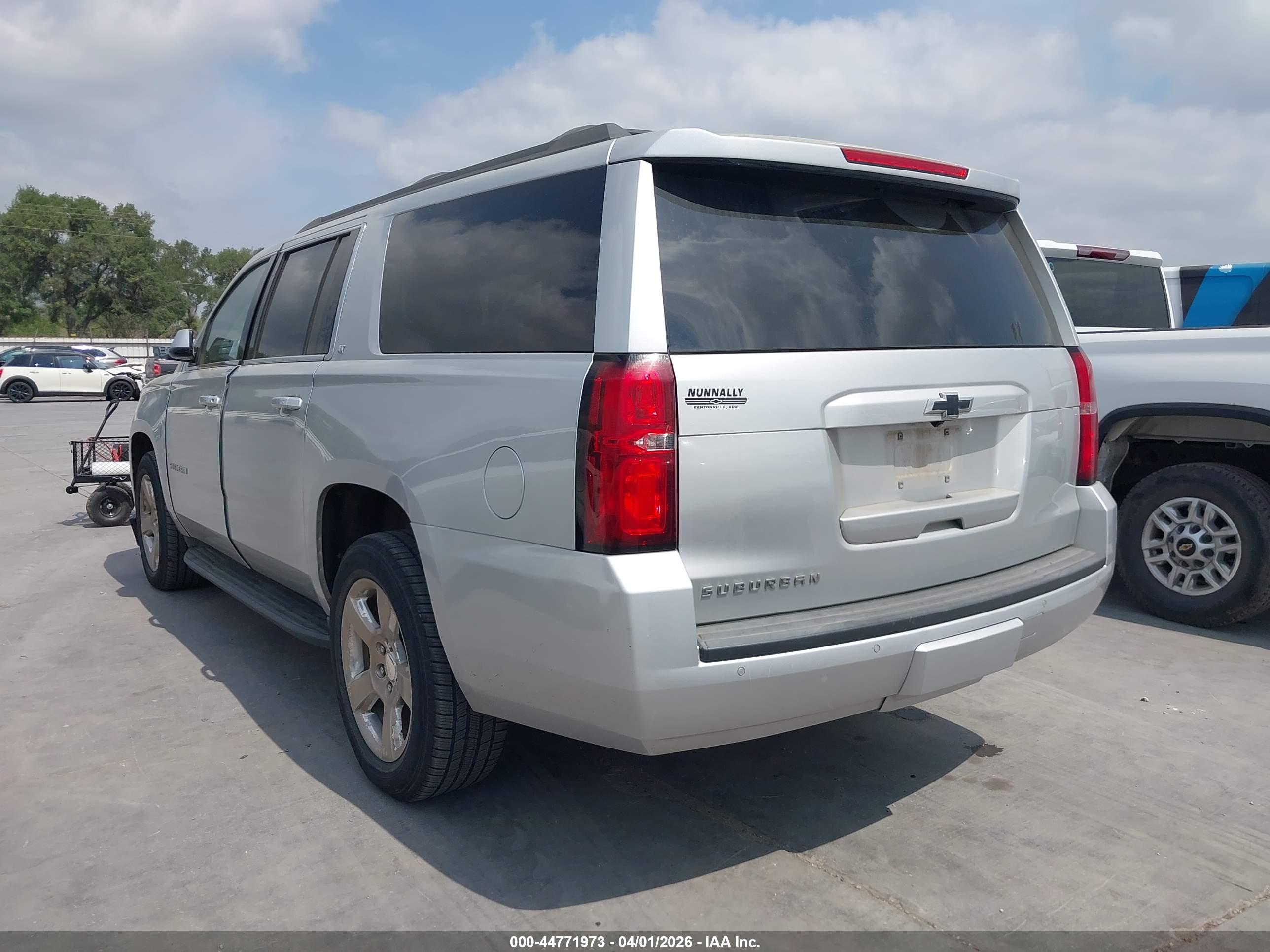 CHEVROLET SUBURBAN image 3