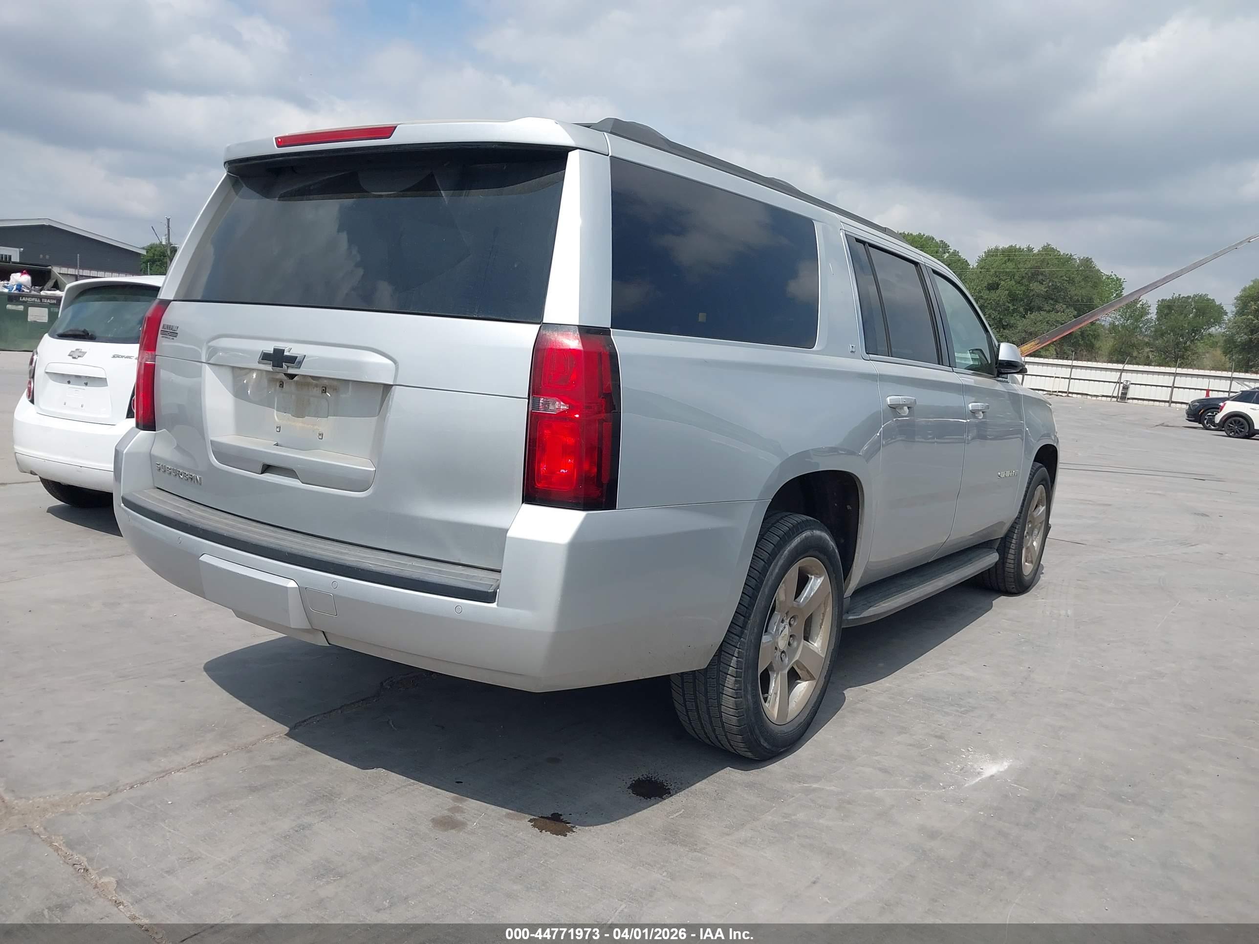CHEVROLET SUBURBAN image 4
