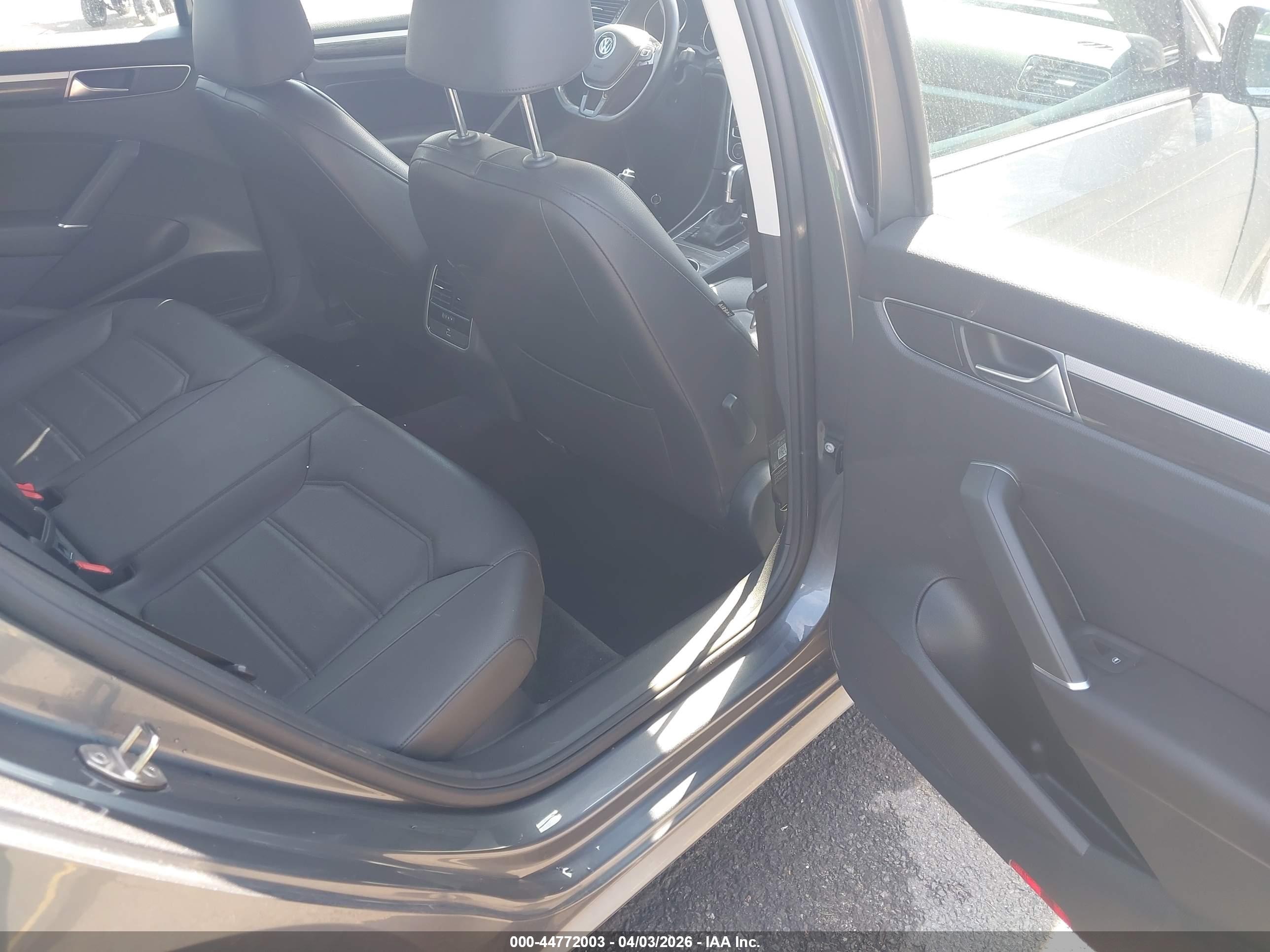 VOLKSWAGEN PASSAT image 8