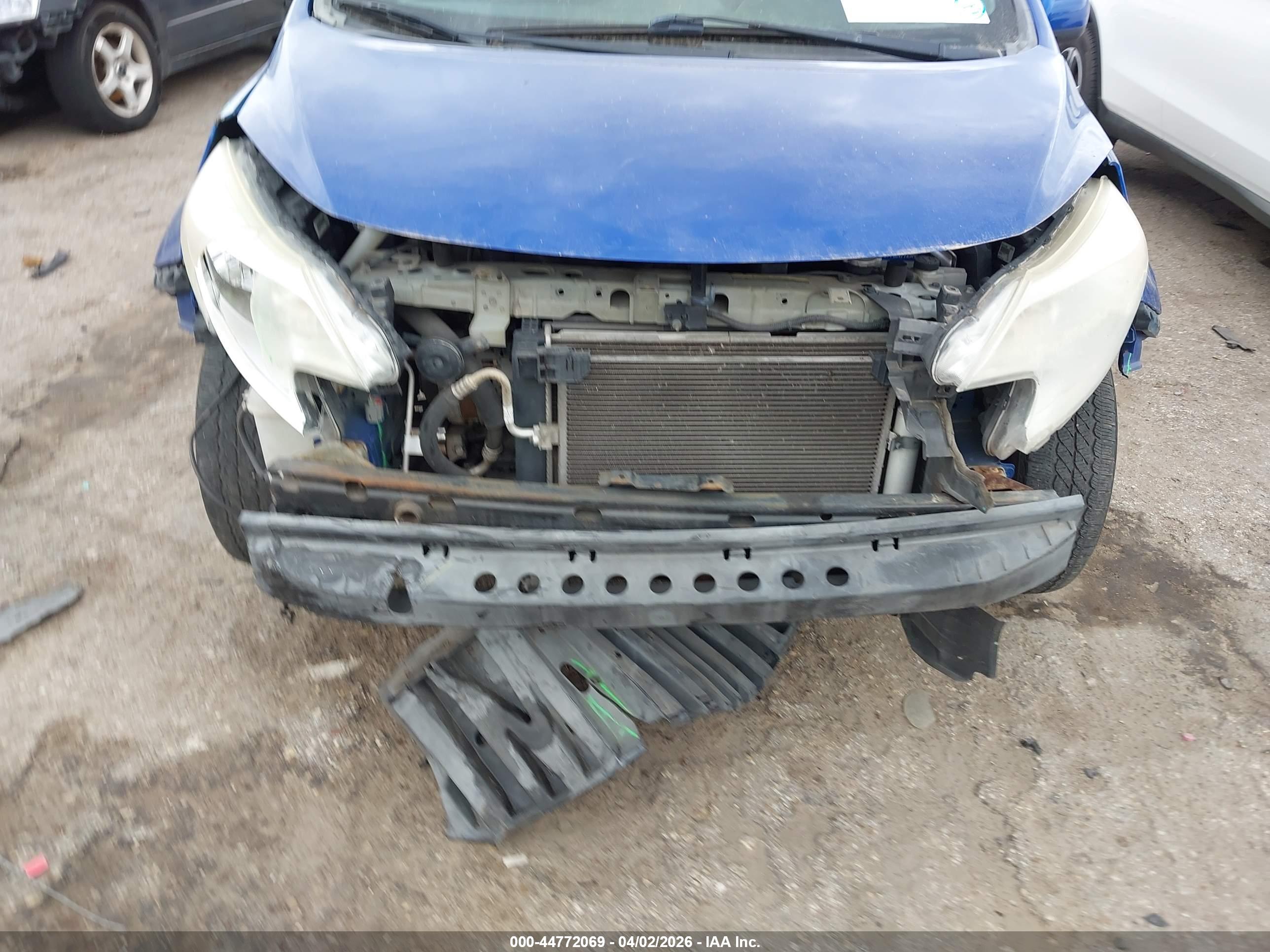 NISSAN VERSA image 6