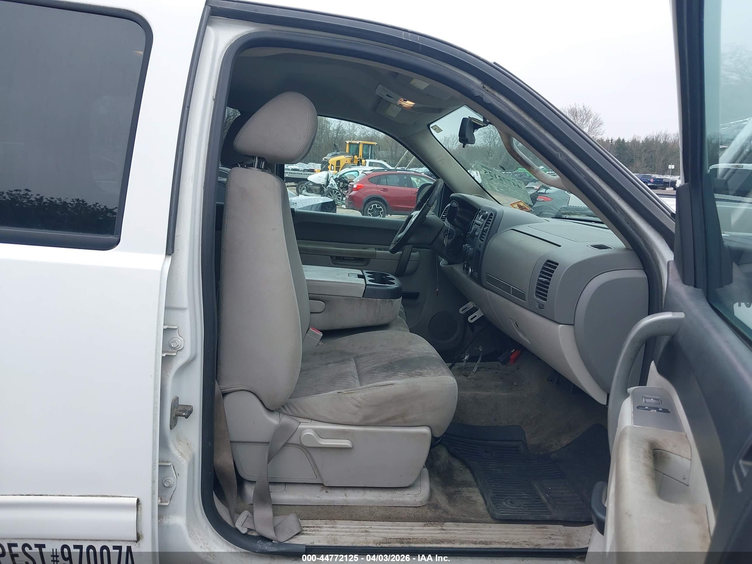 CHEVROLET SILVERADO image 5