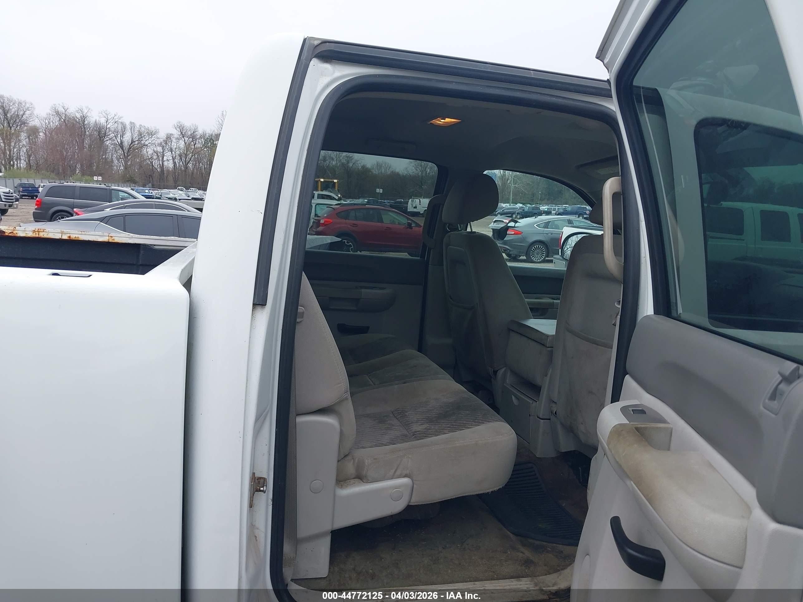 CHEVROLET SILVERADO image 8