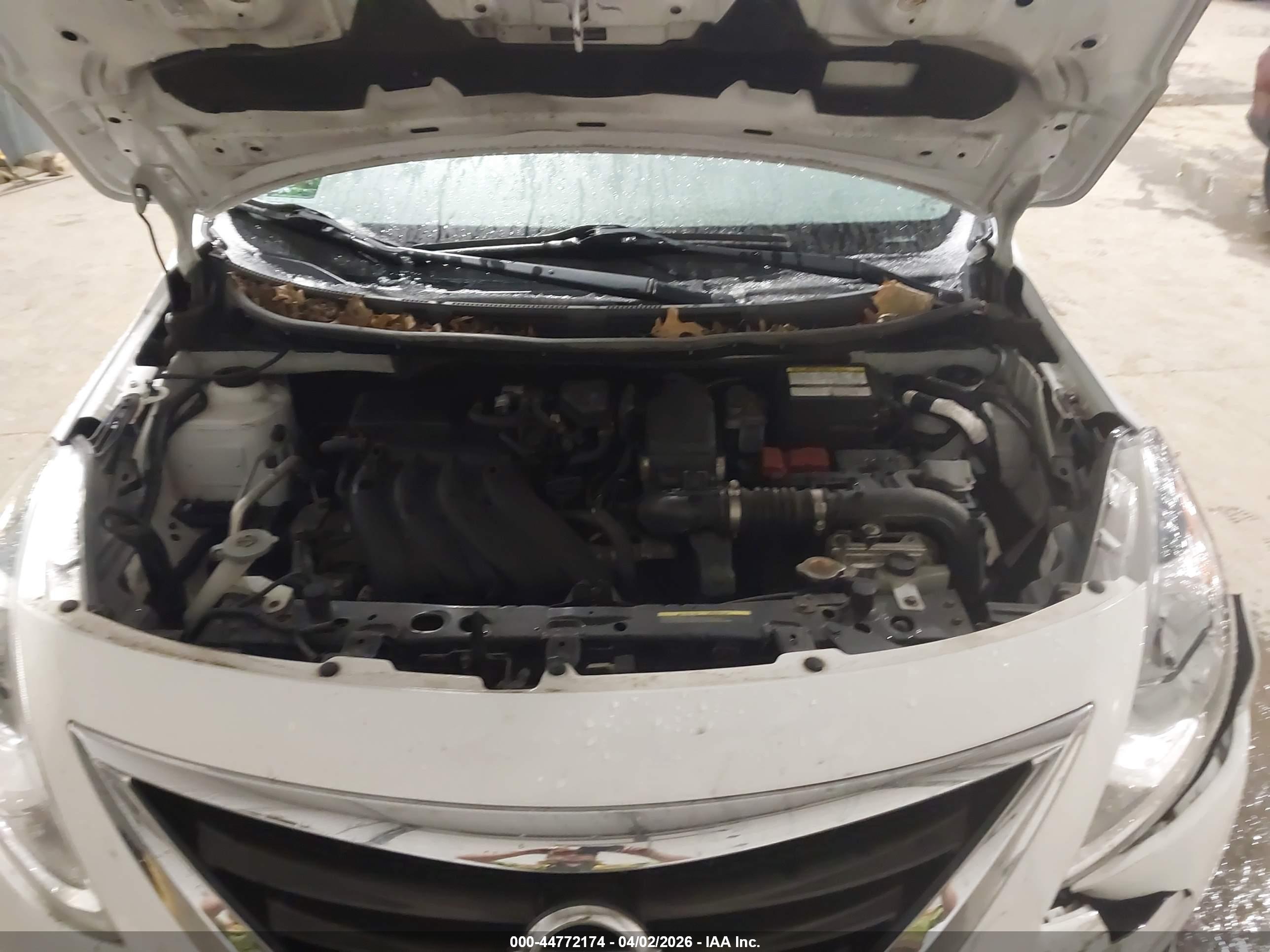 NISSAN VERSA image 10