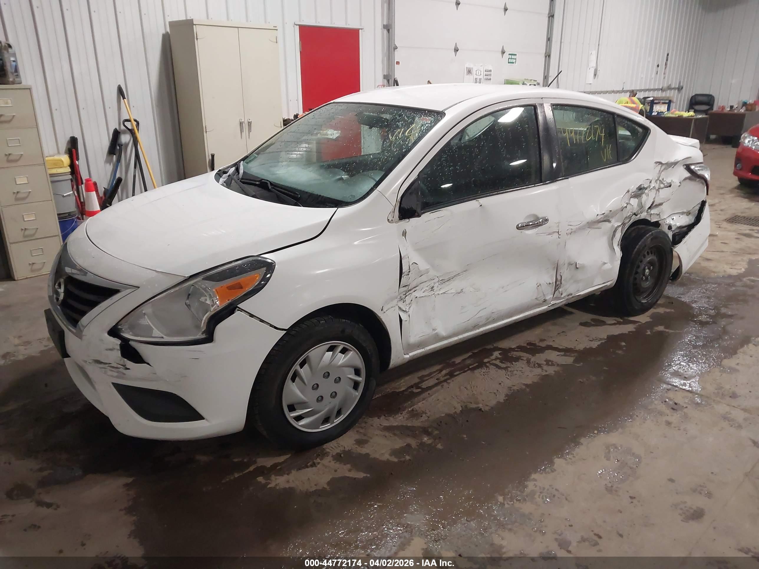 NISSAN VERSA image 2