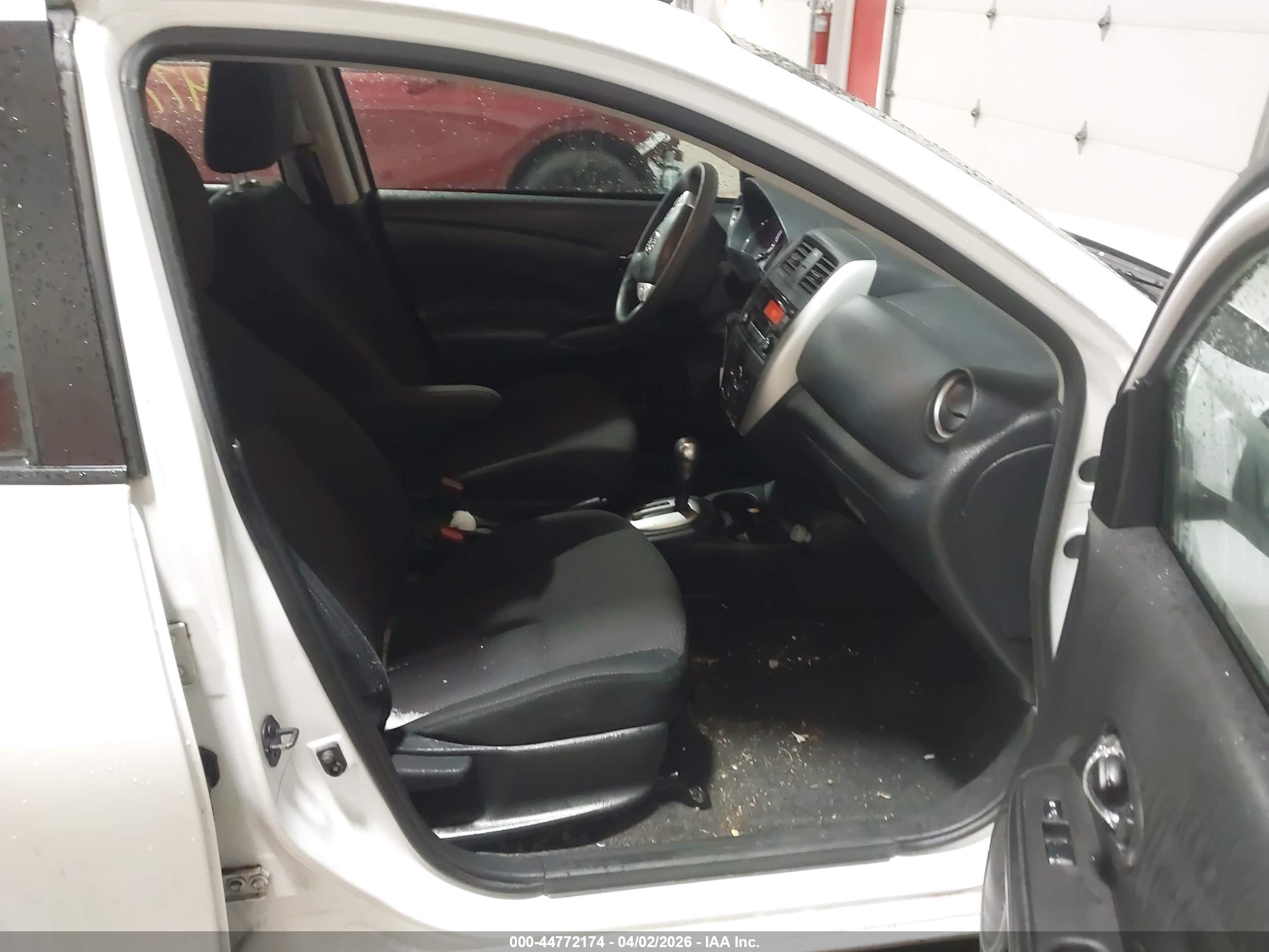 NISSAN VERSA image 5