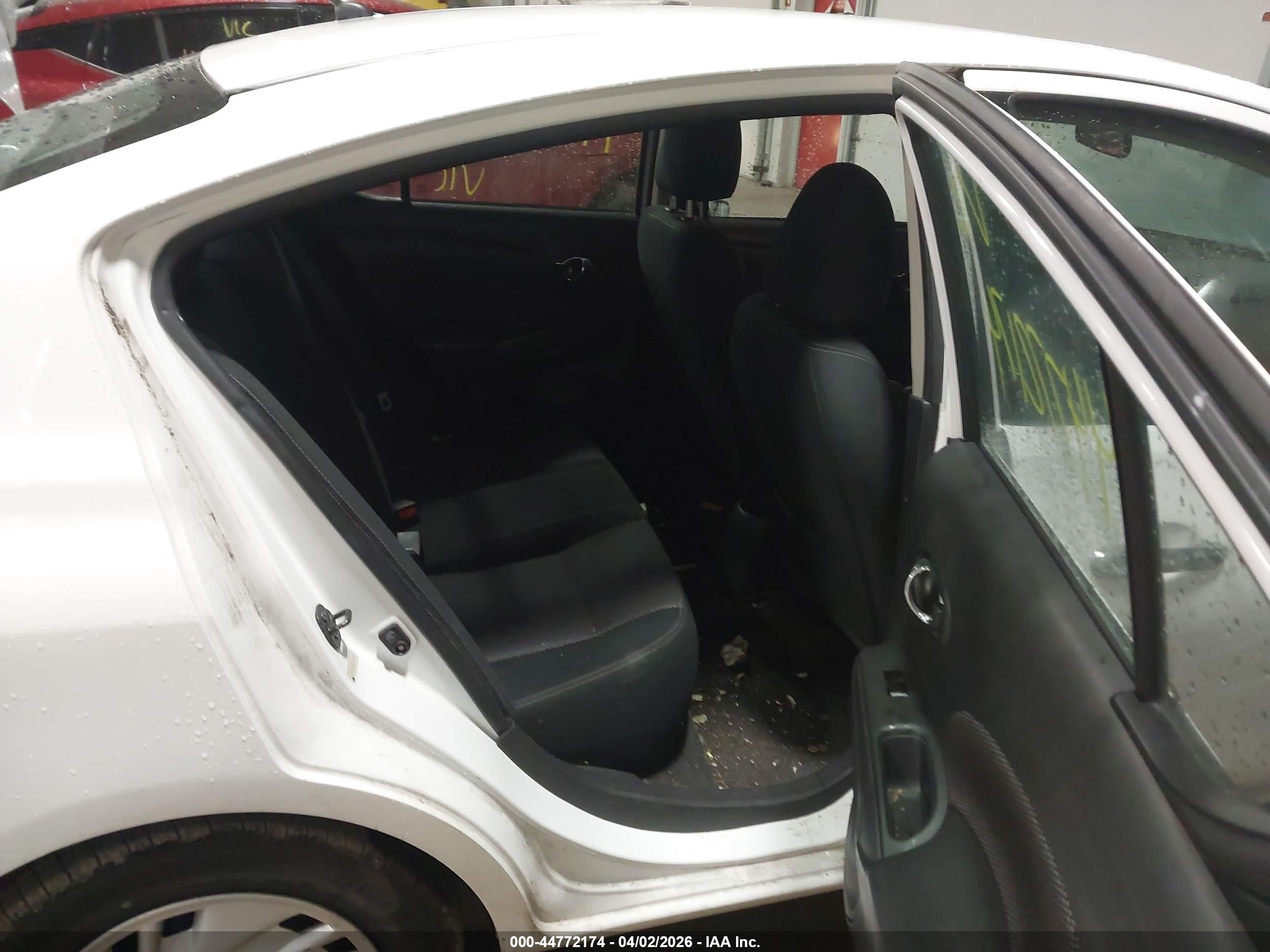 NISSAN VERSA image 8