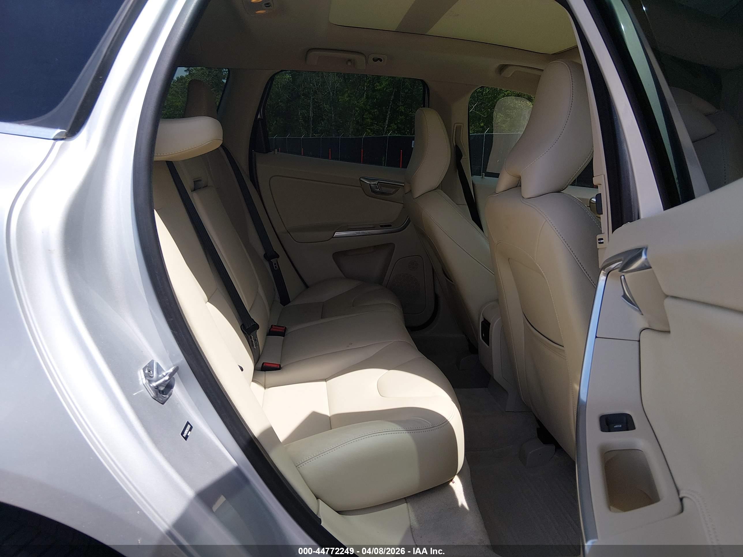VOLVO XC60 image 8
