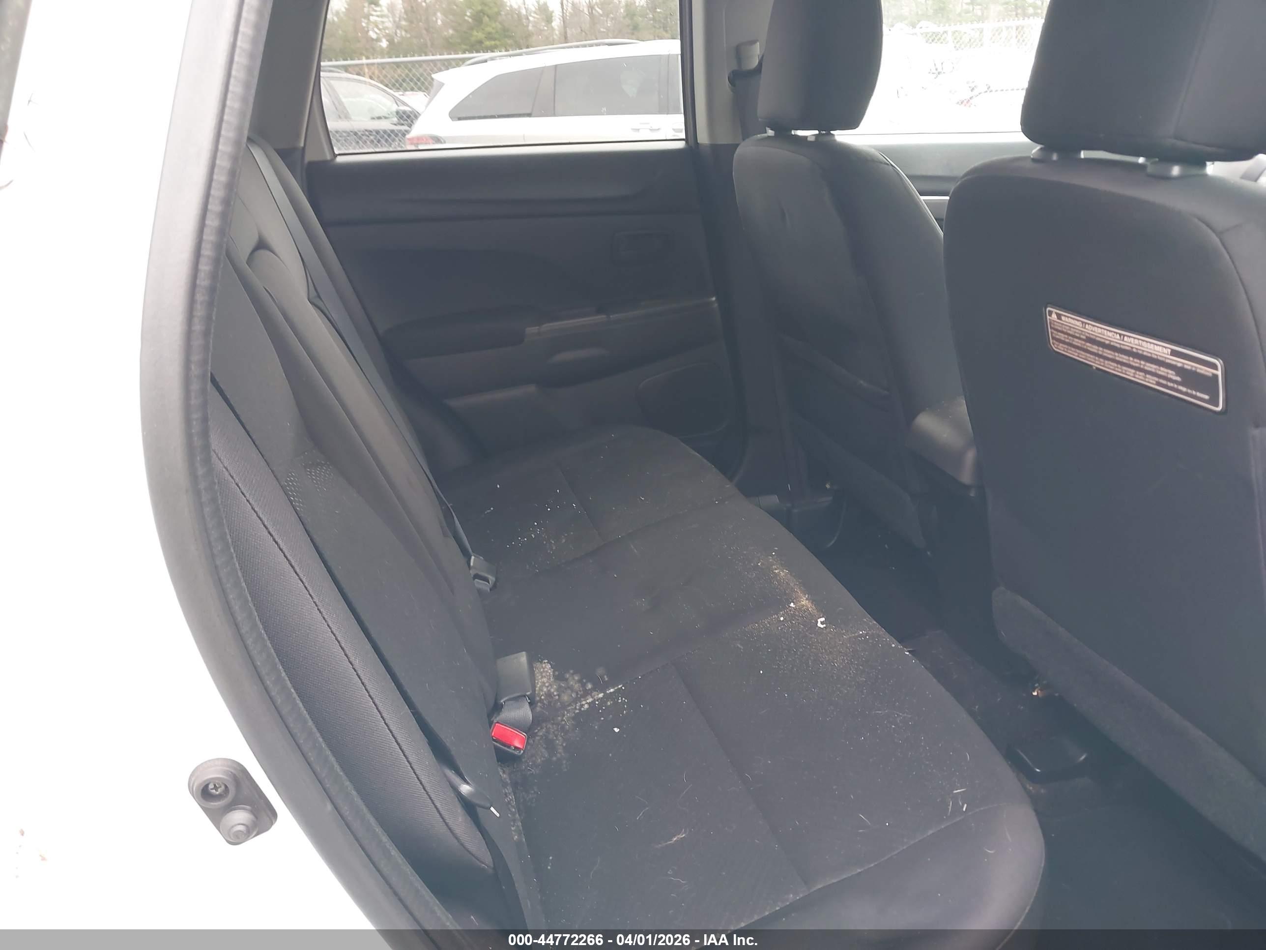 MITSUBISHI OUTLANDER image 8
