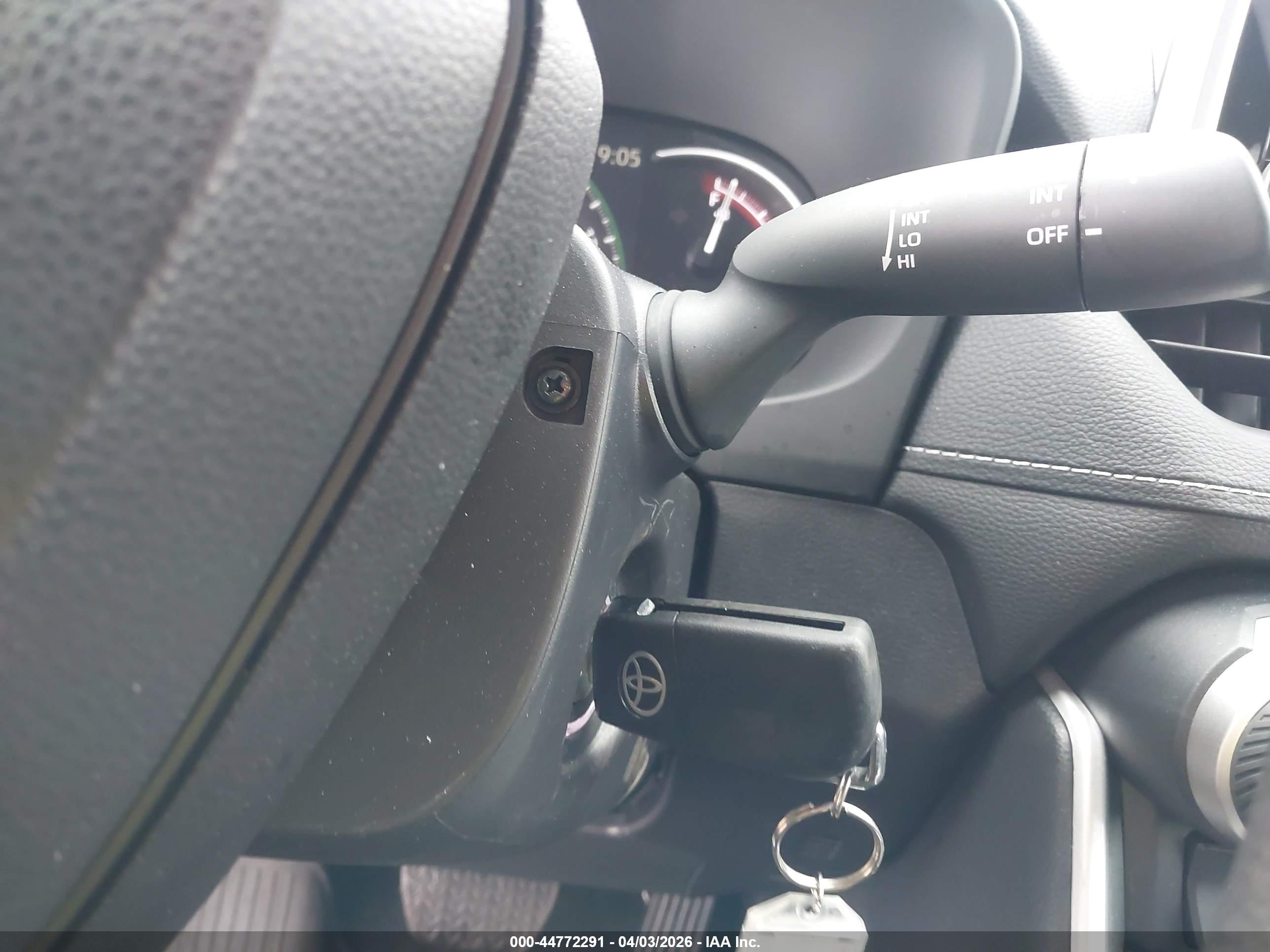 TOYOTA RAV4 image 11