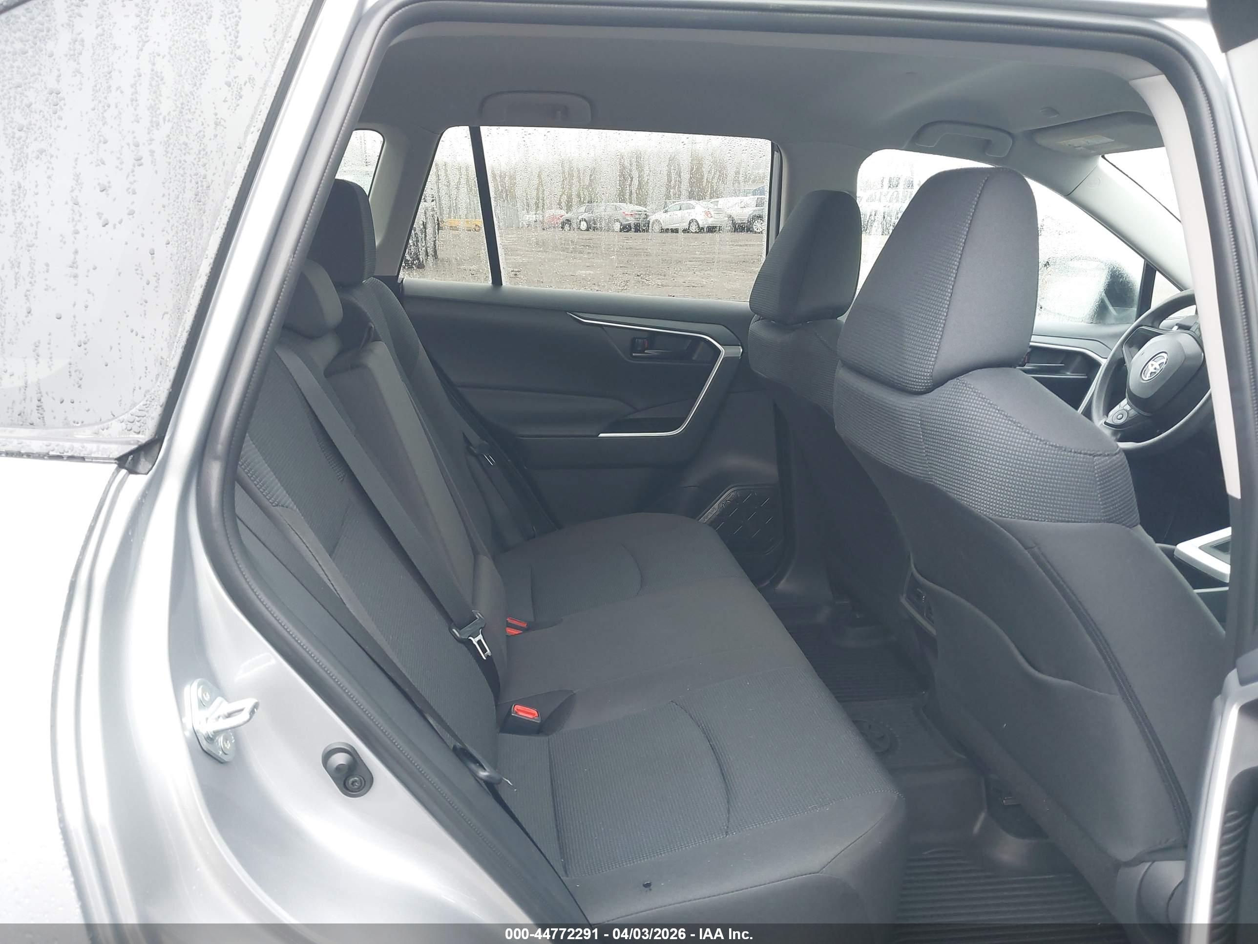 TOYOTA RAV4 image 8