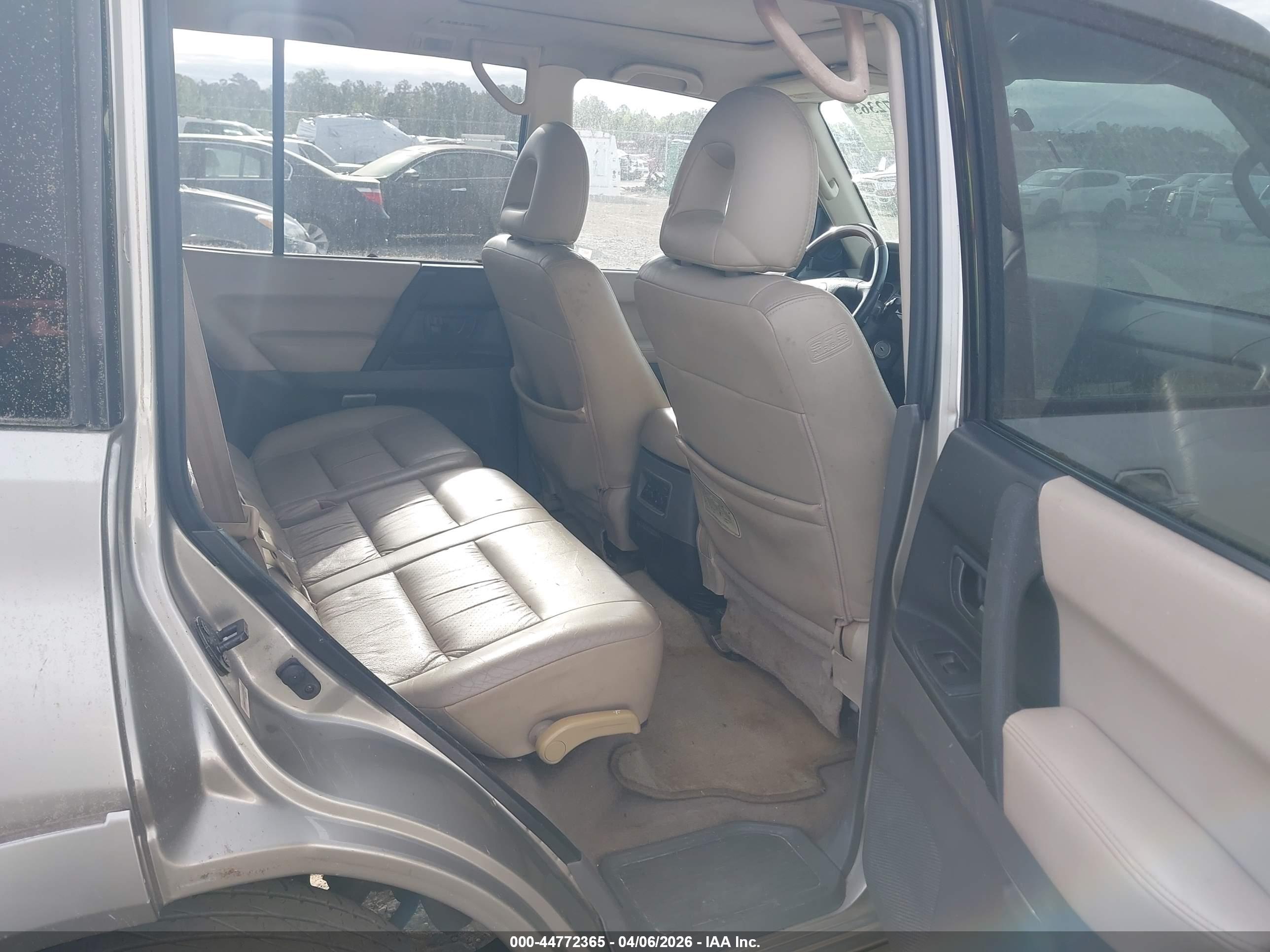 MITSUBISHI MONTERO image 8