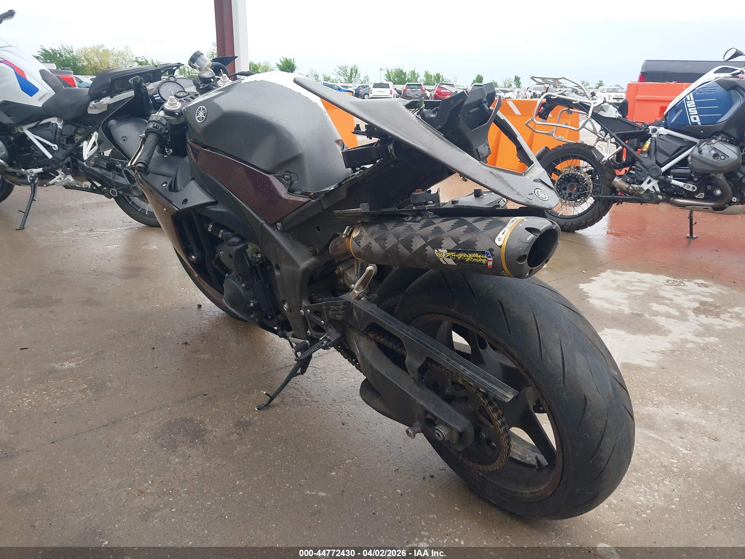 YAMAHA YZFR1 image 3