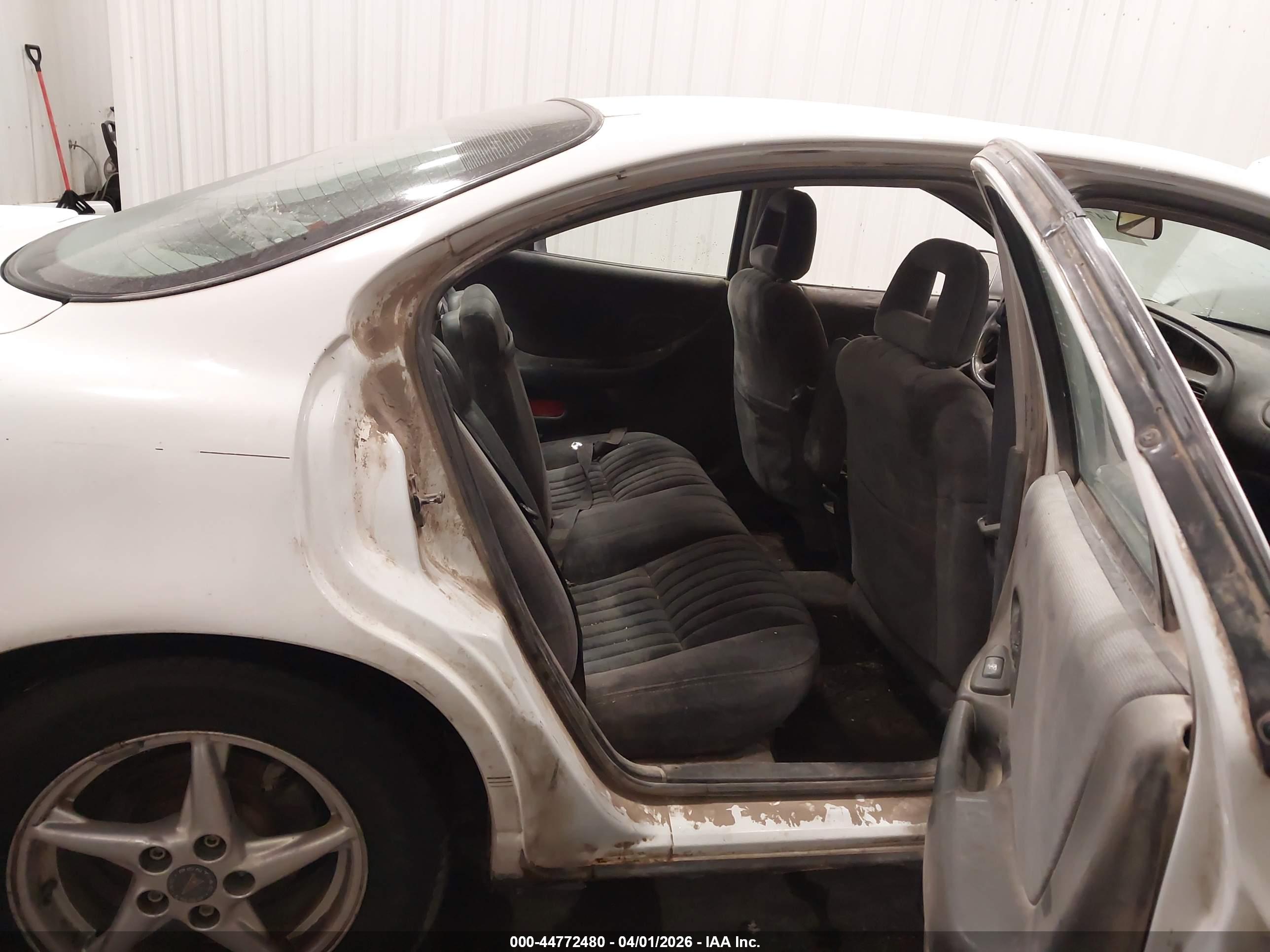 PONTIAC GRAND image 8