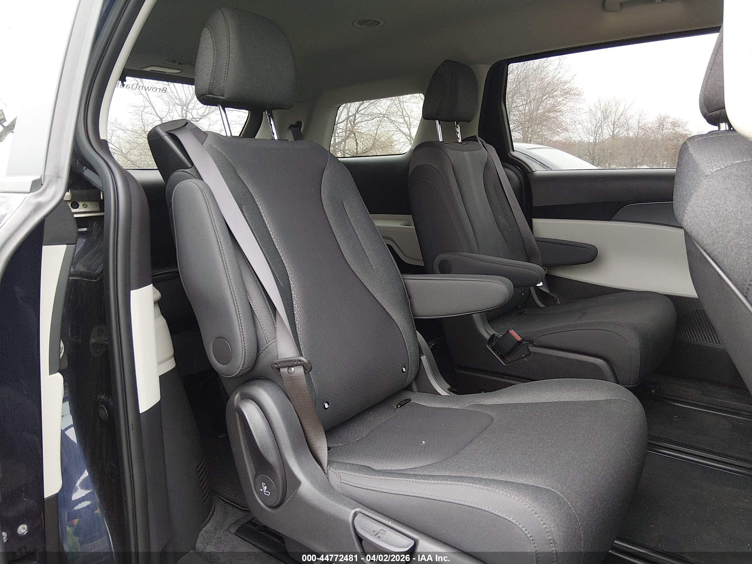 KIA CARNIVAL image 8