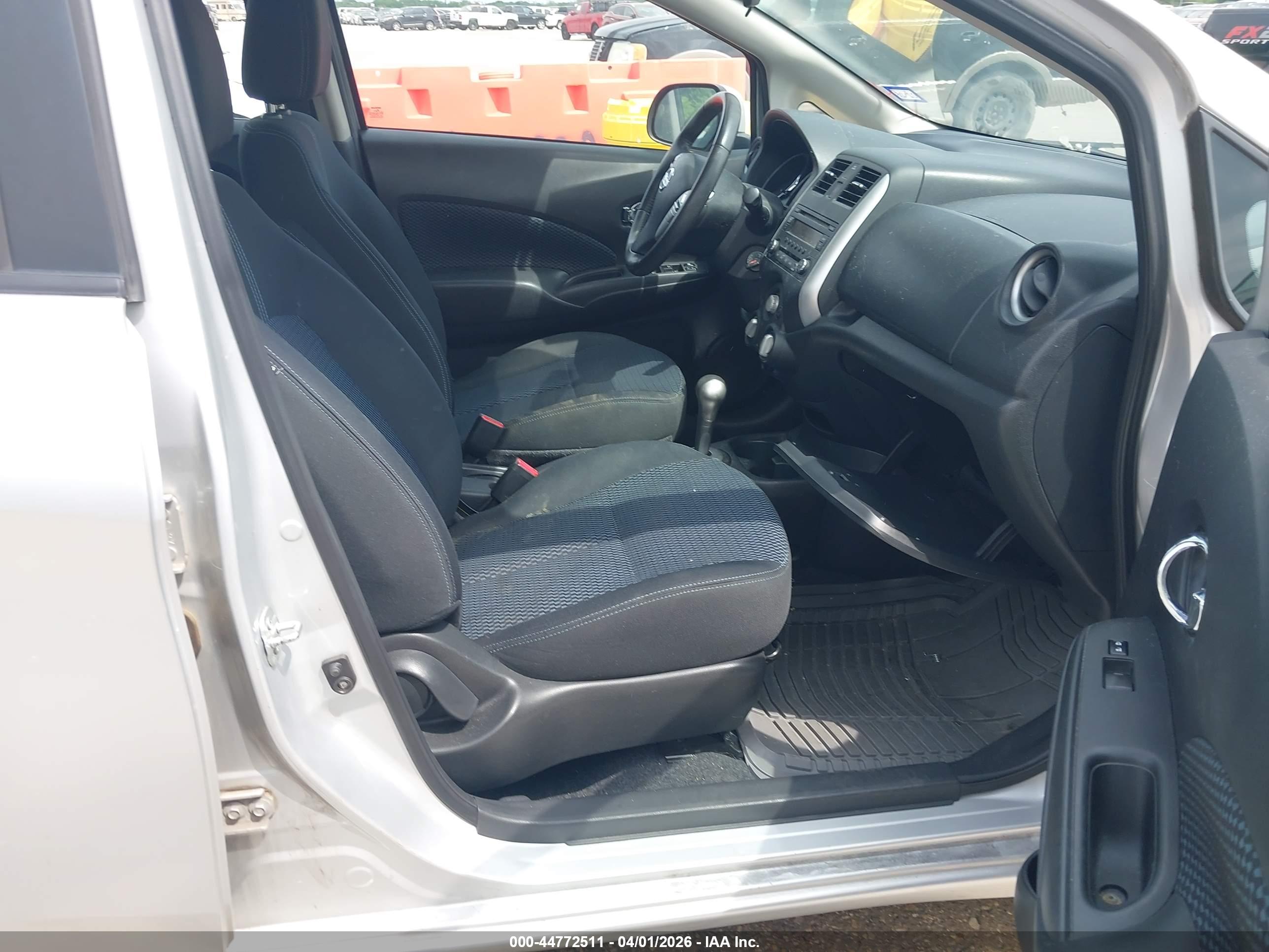 NISSAN VERSA image 5