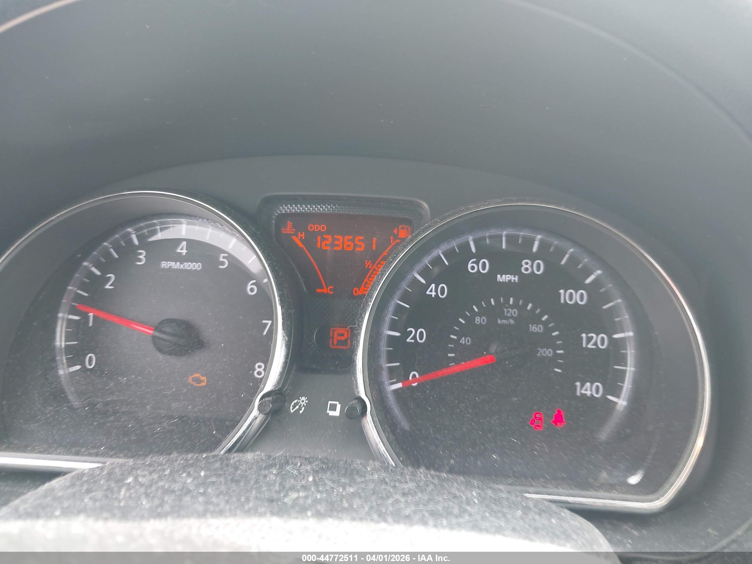 NISSAN VERSA image 7