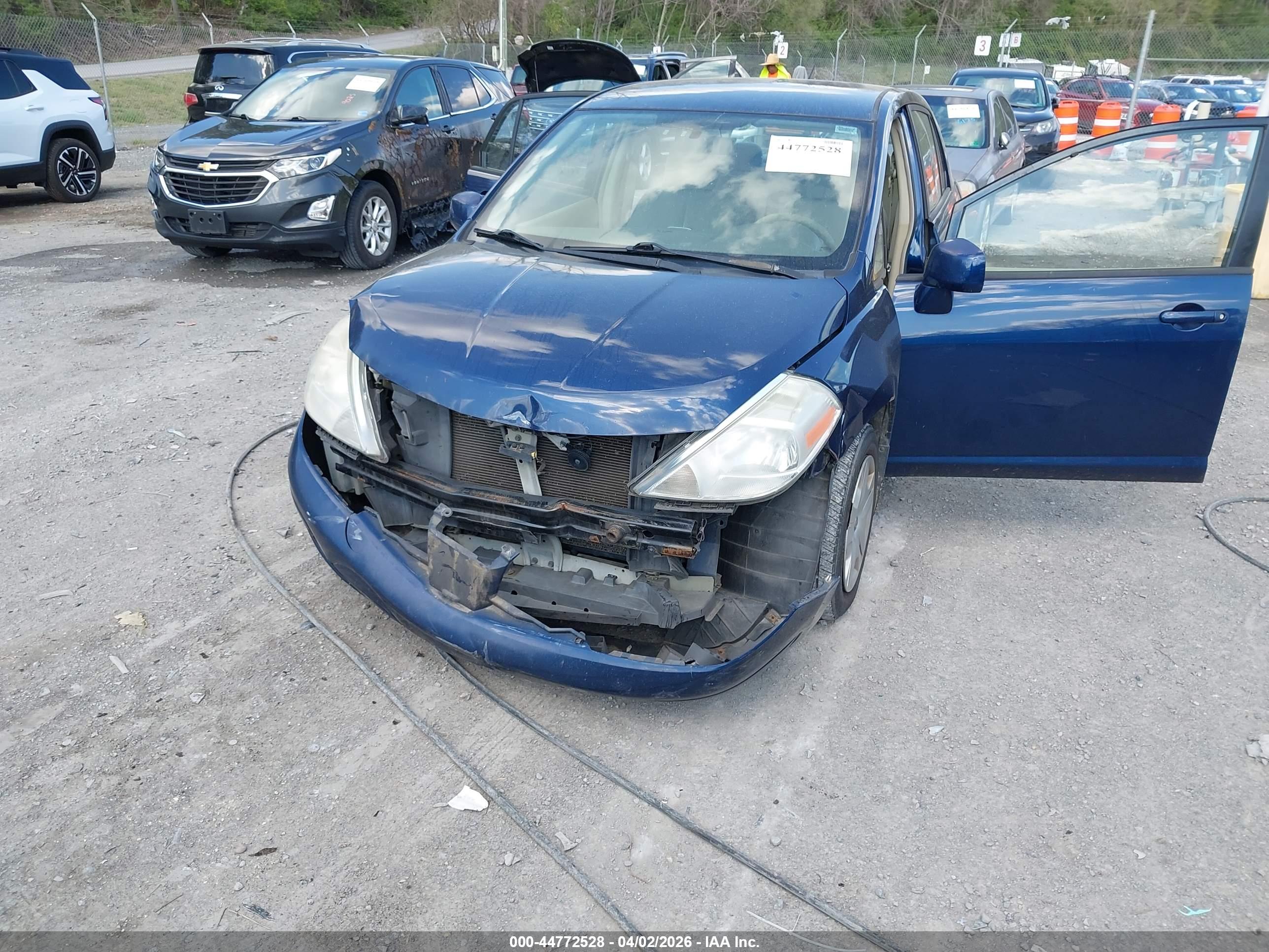 NISSAN VERSA image 6