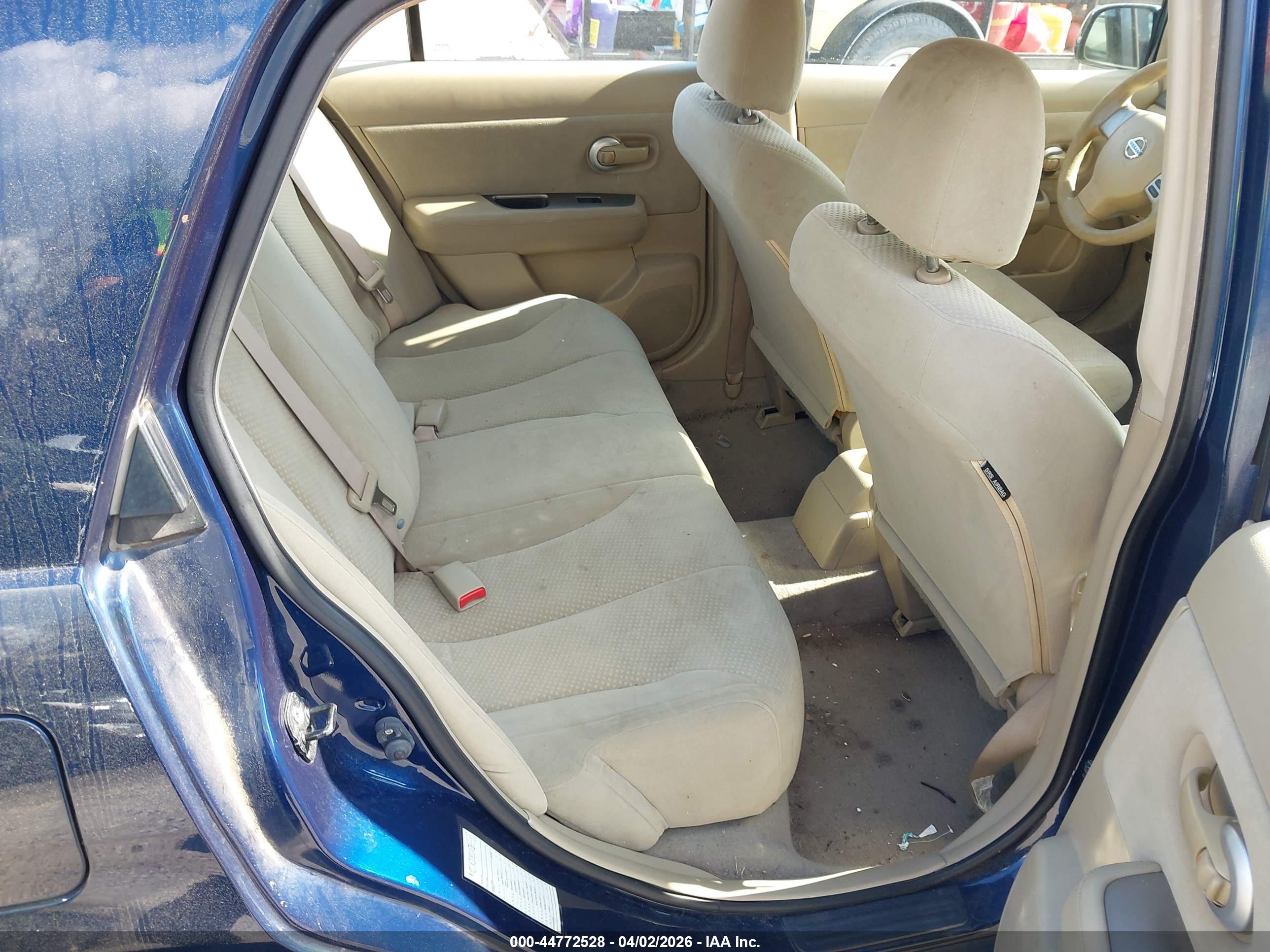 NISSAN VERSA image 8