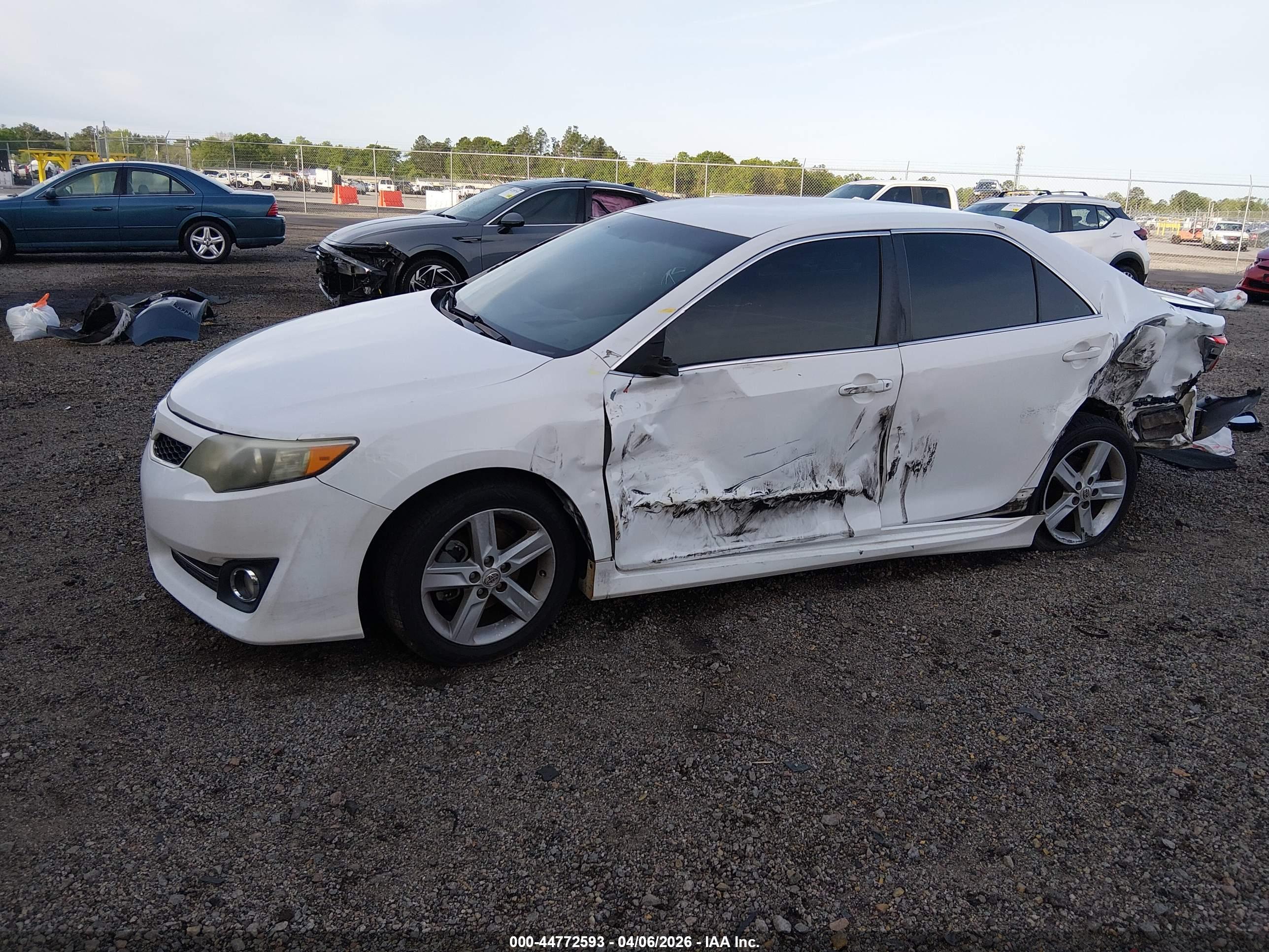 TOYOTA CAMRY image 2