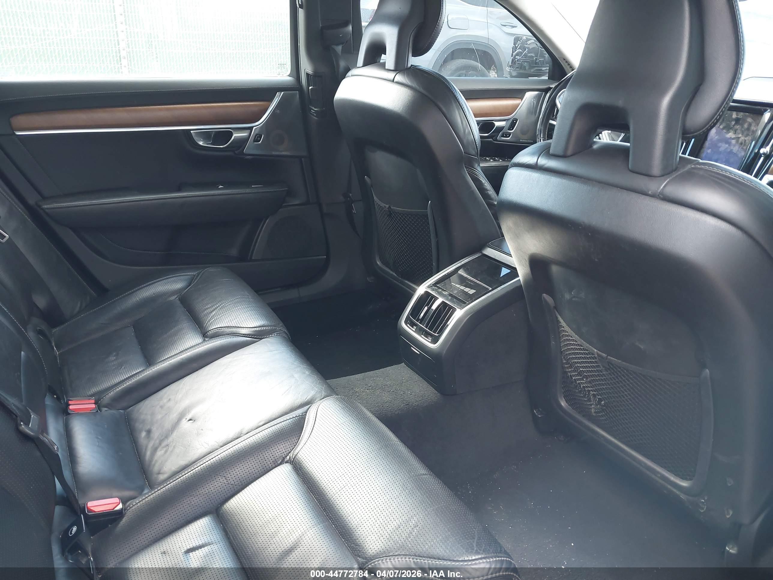 VOLVO S90 image 8