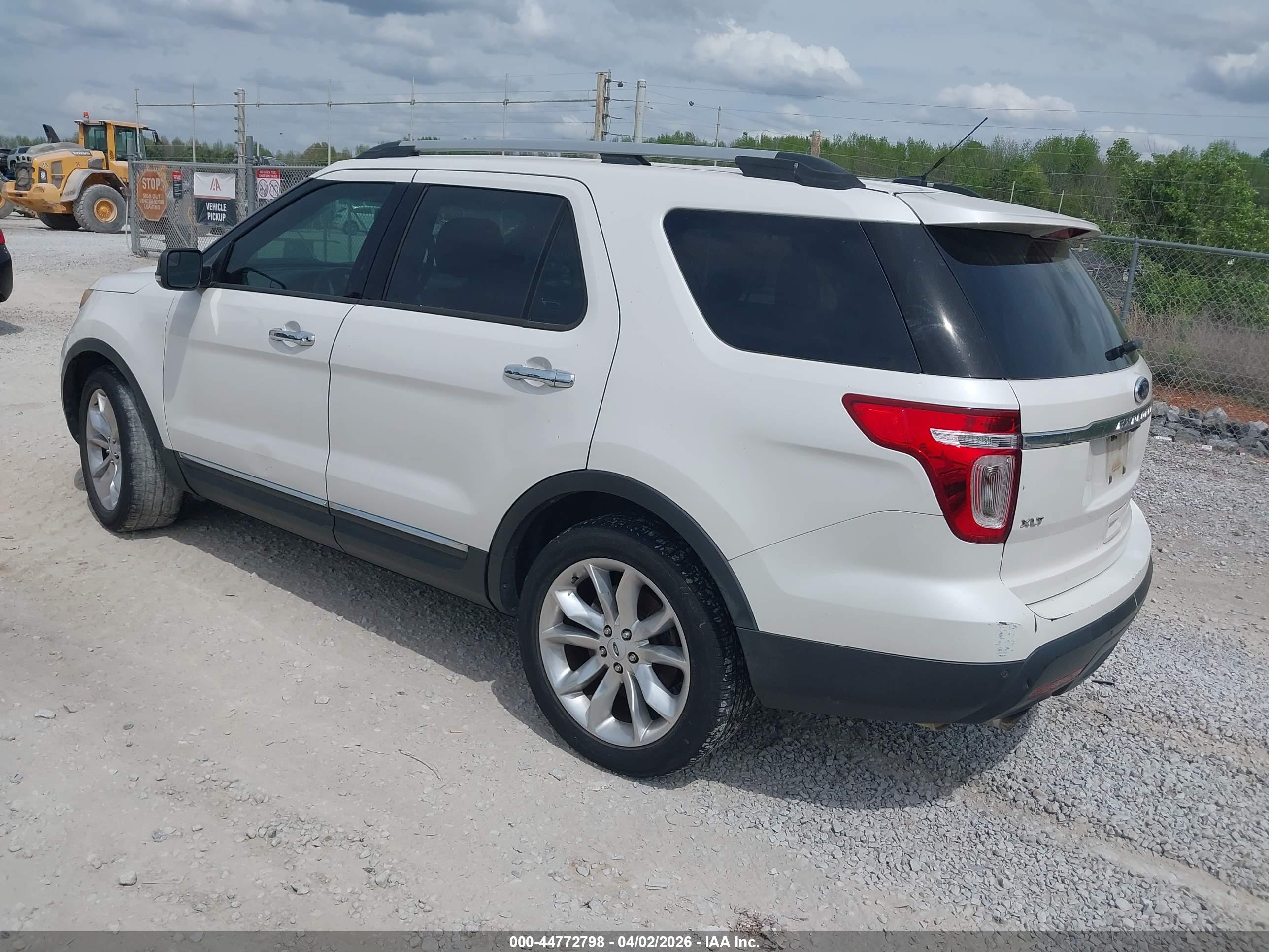 FORD EXPLORER image 3