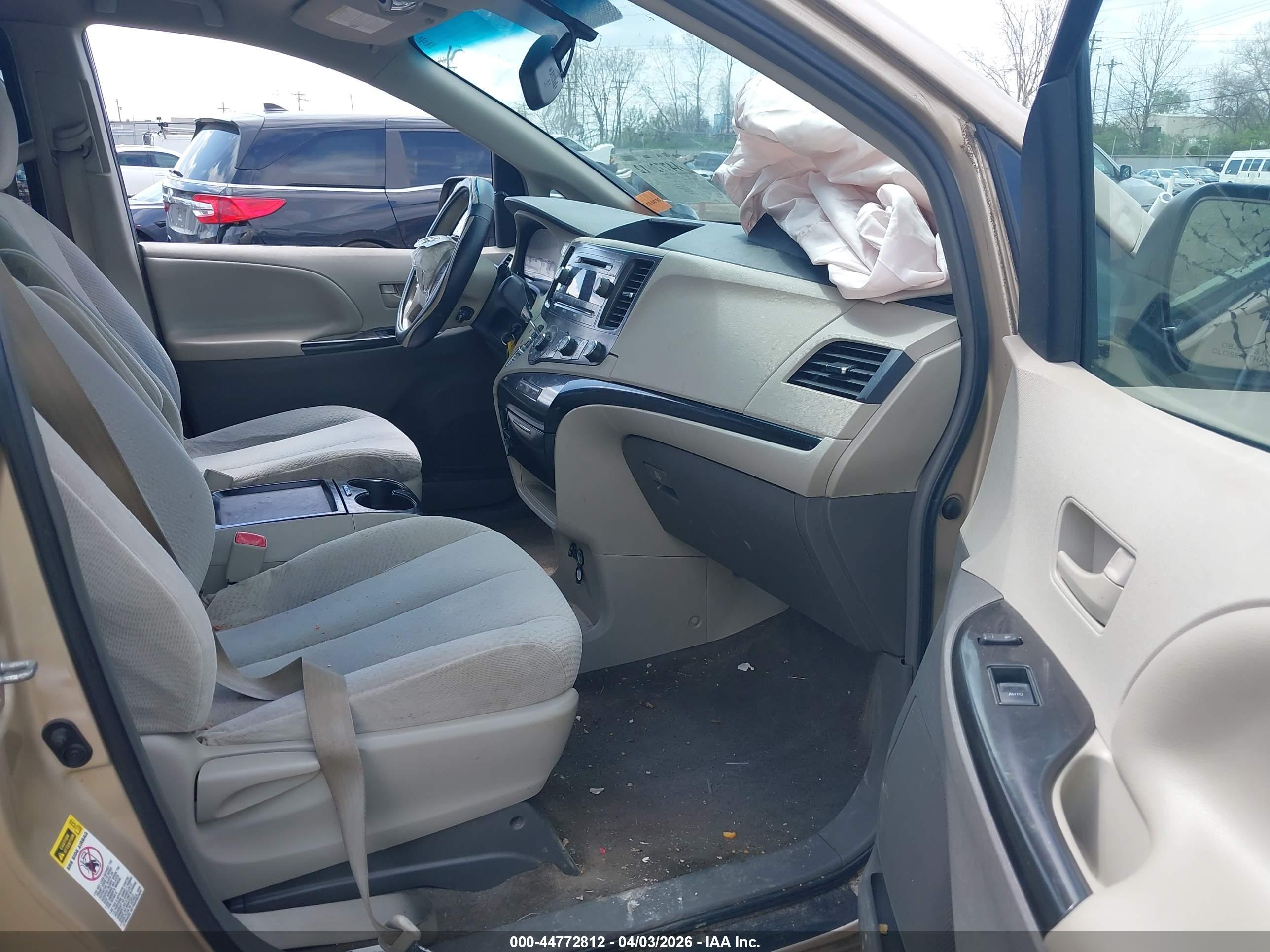 TOYOTA SIENNA image 5