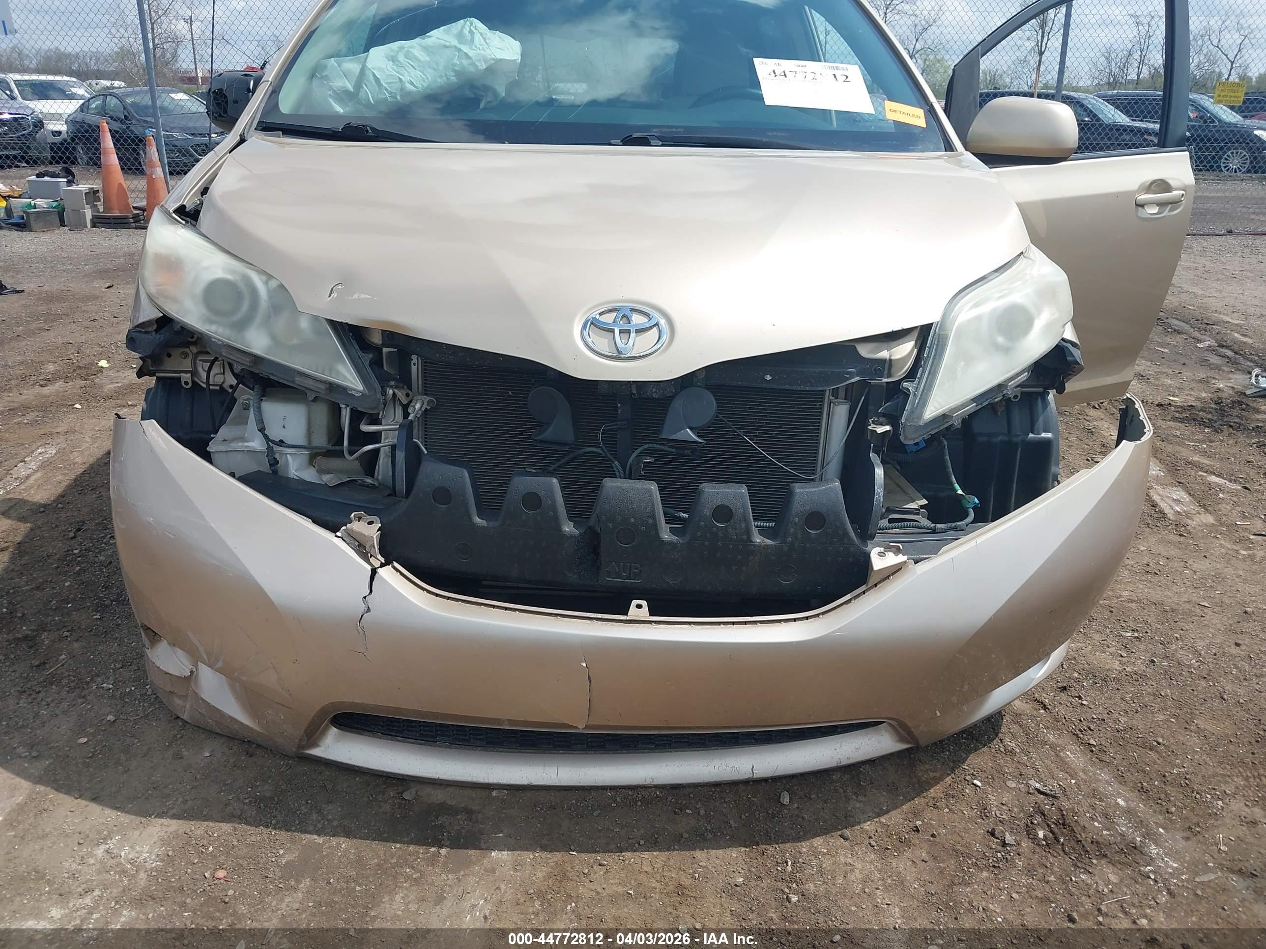 TOYOTA SIENNA image 6