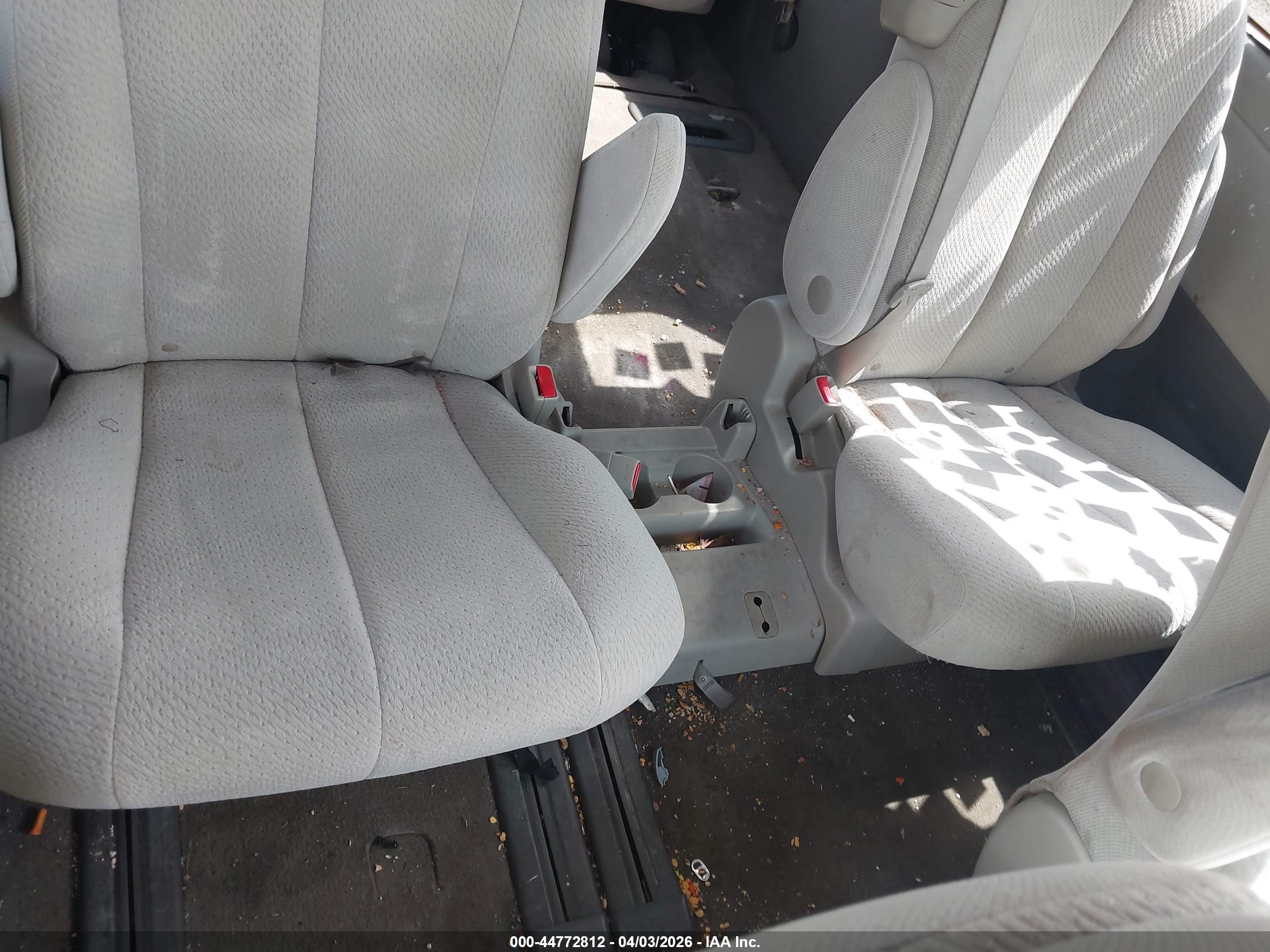 TOYOTA SIENNA image 8
