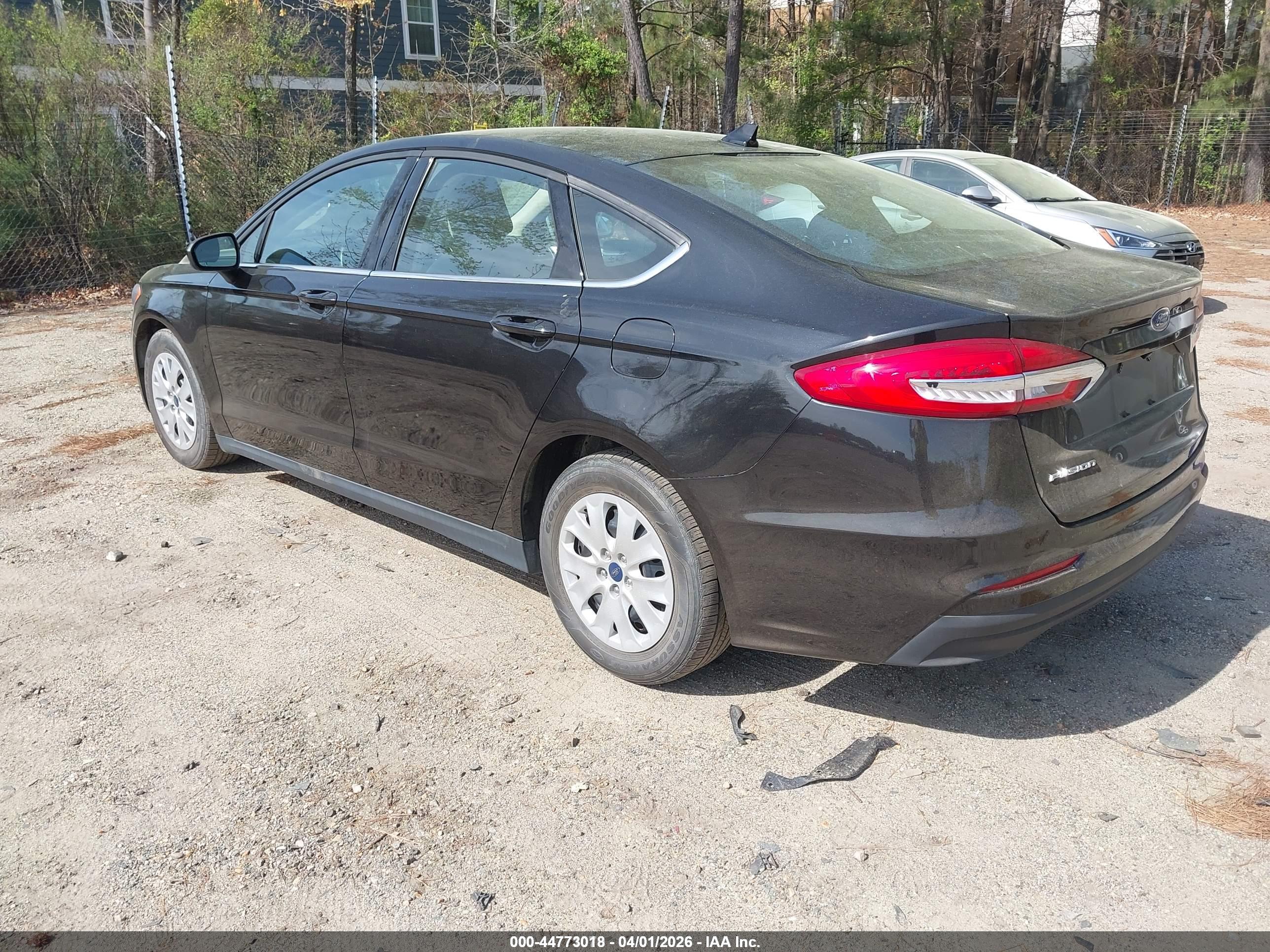 FORD FUSION image 3