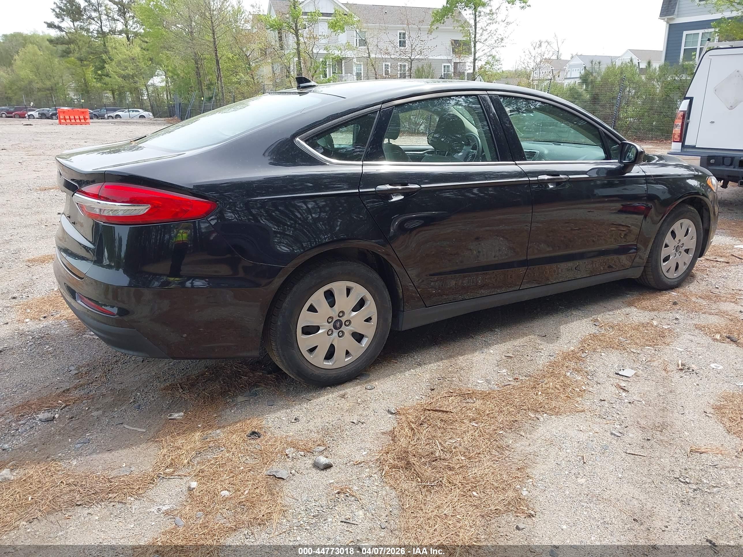 FORD FUSION image 4