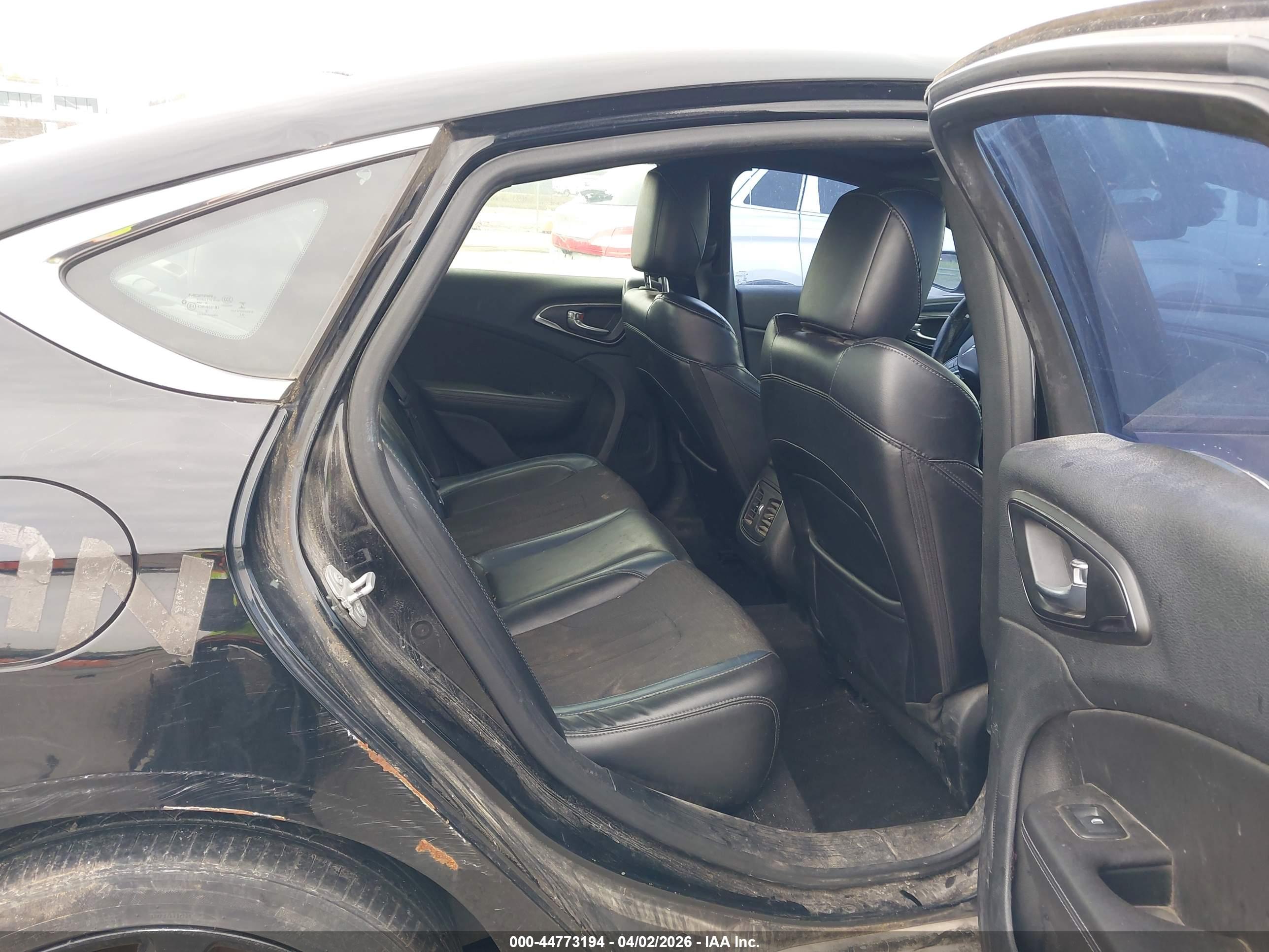 CHRYSLER 200 image 8