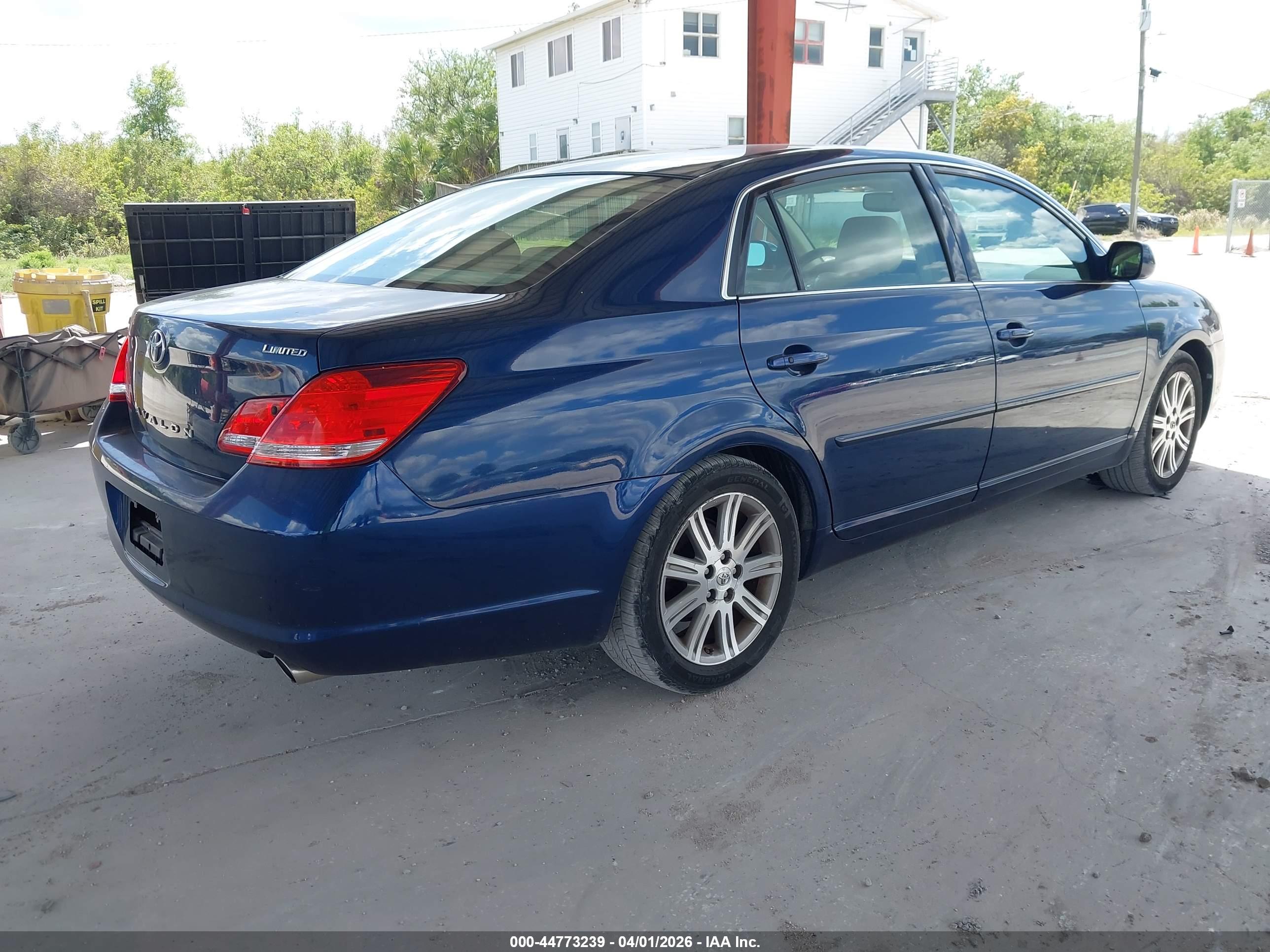 TOYOTA AVALON image 4