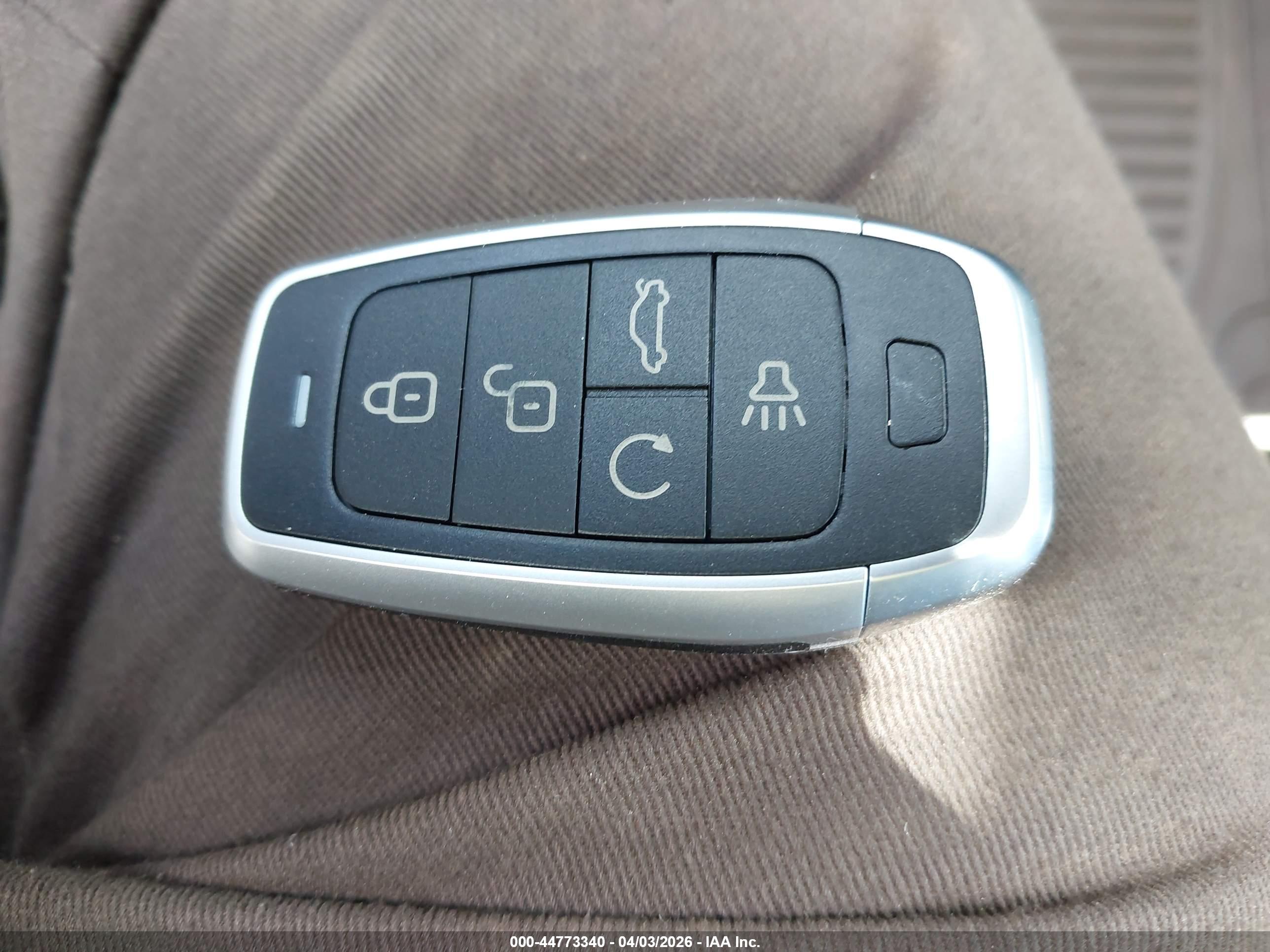 CHRYSLER 200 image 11