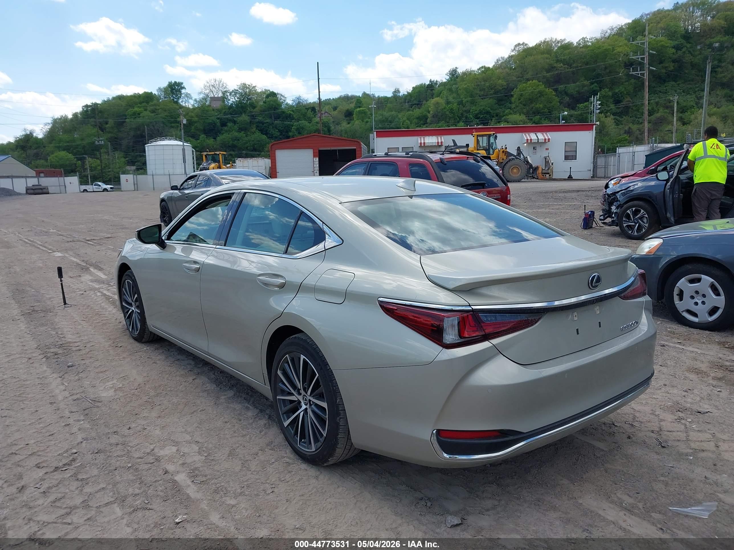 LEXUS ES image 3