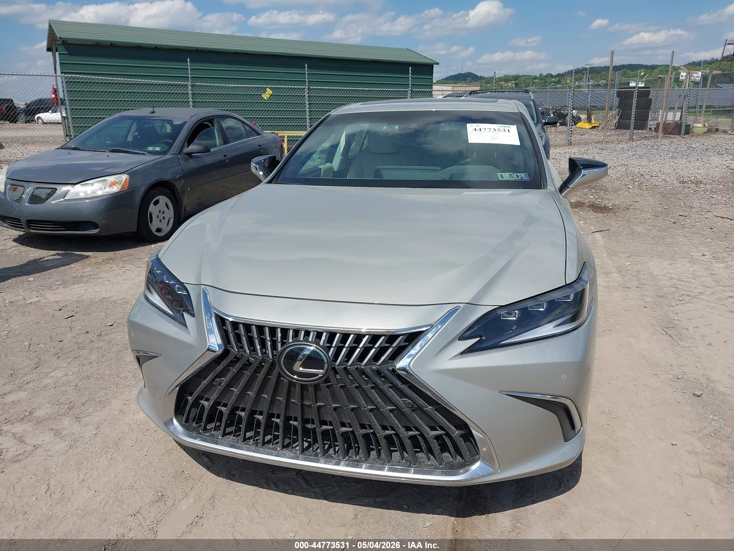 LEXUS ES image 6