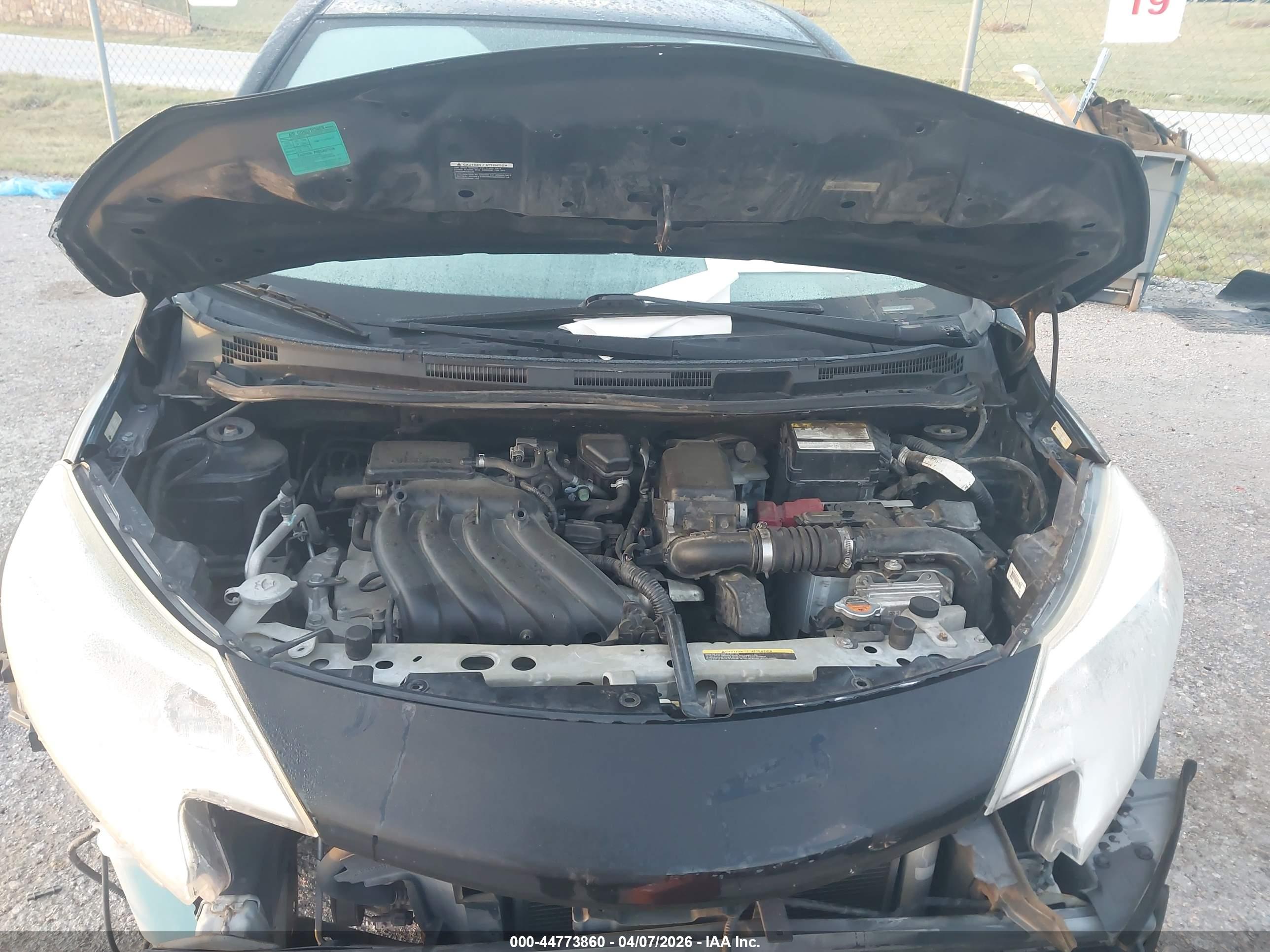 NISSAN VERSA image 10