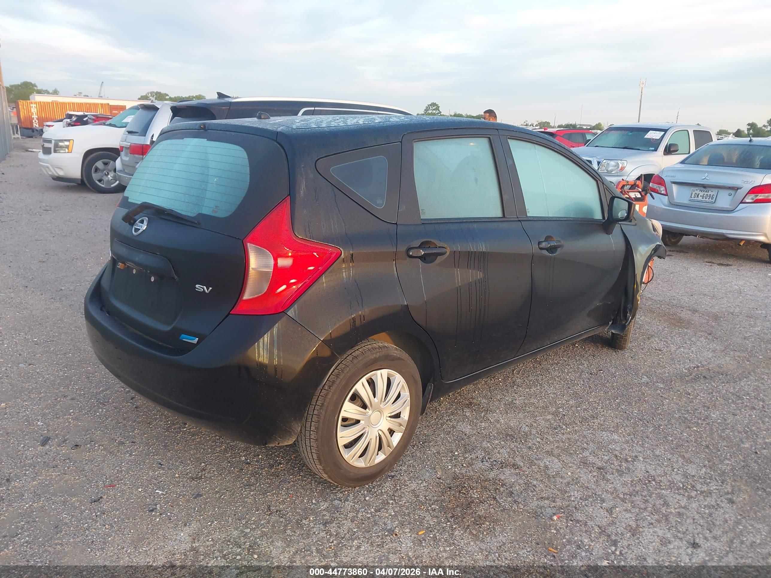 NISSAN VERSA image 4