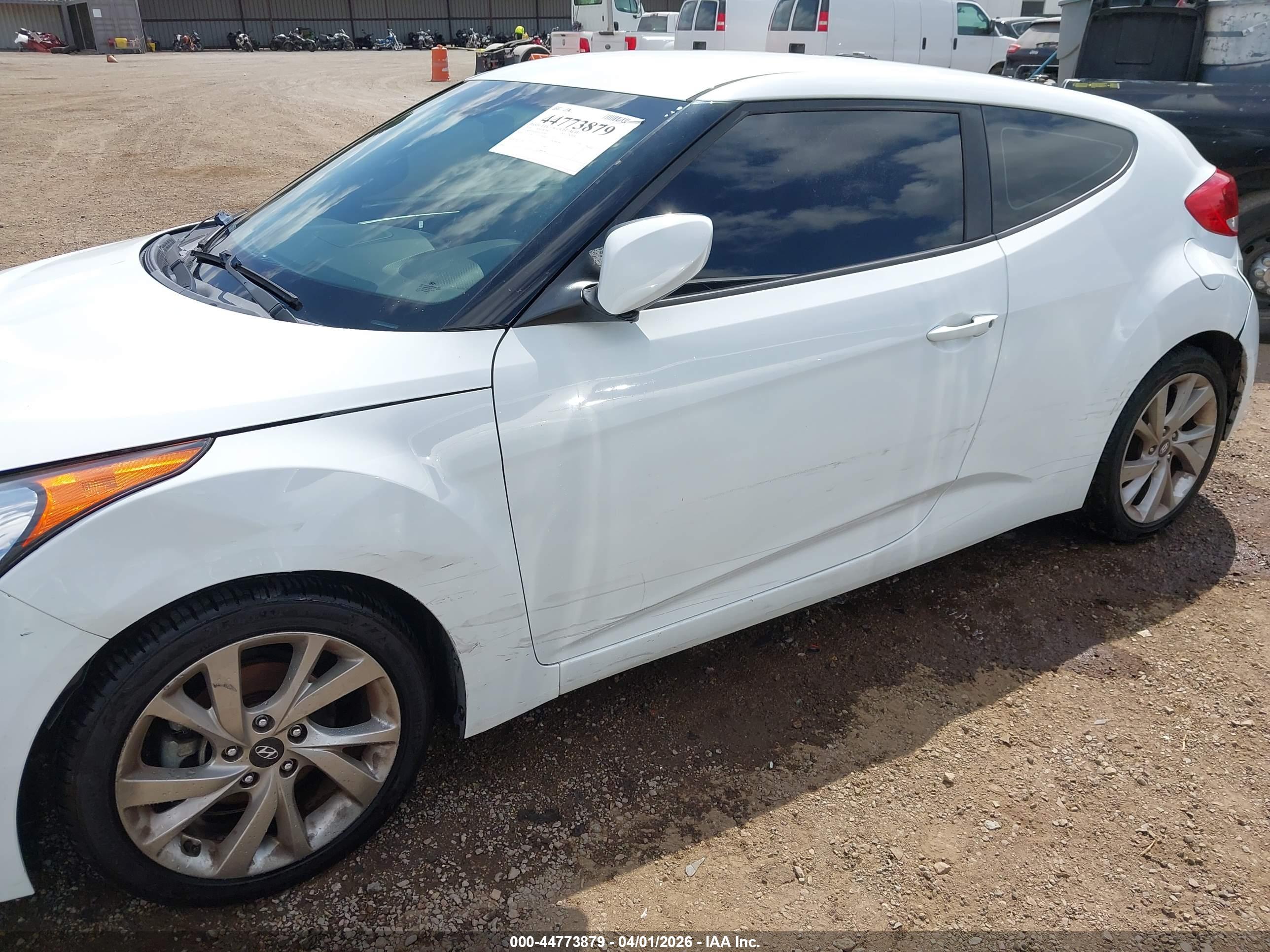 HYUNDAI VELOSTER image 6