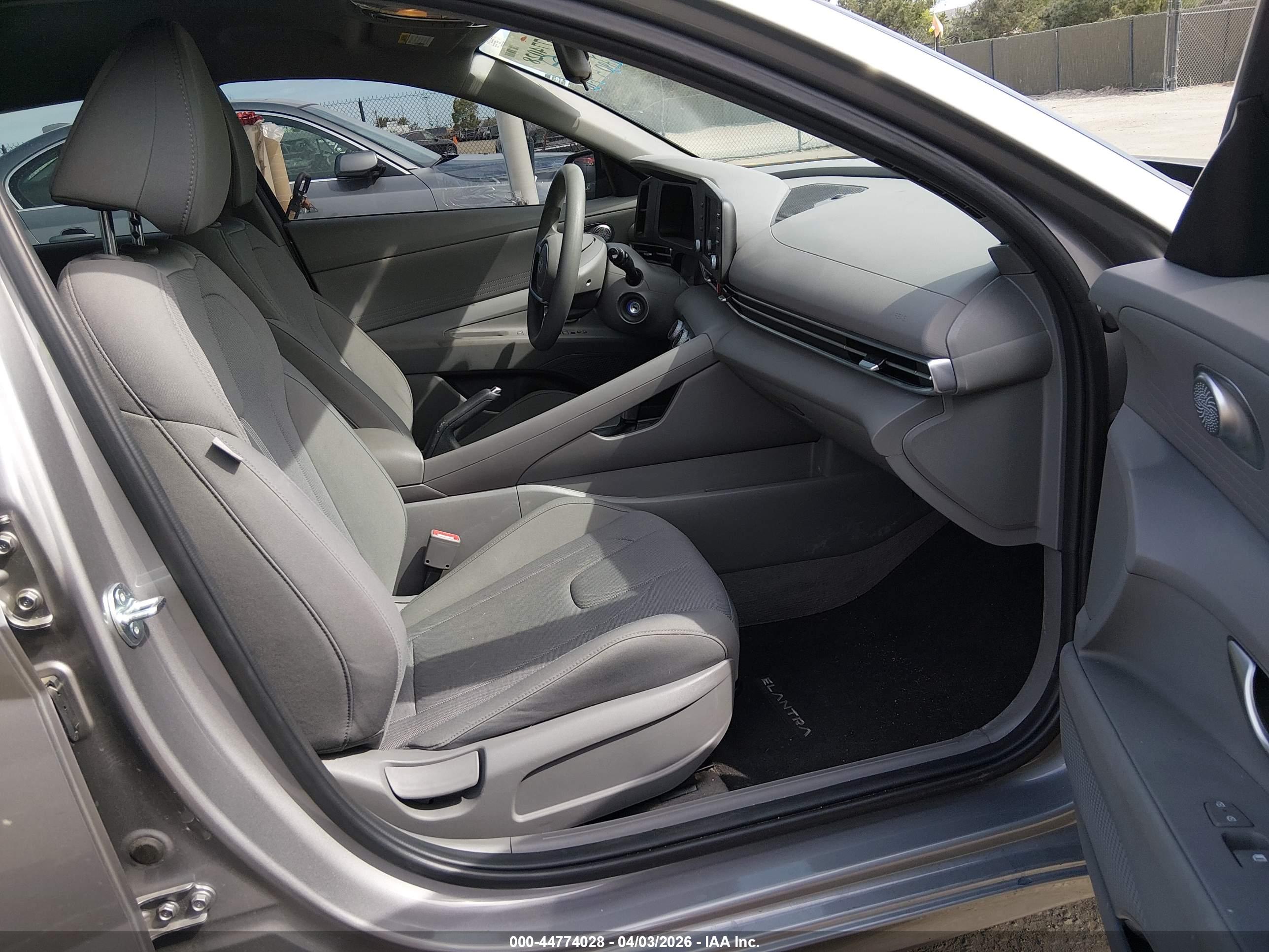 HYUNDAI ELANTRA image 5