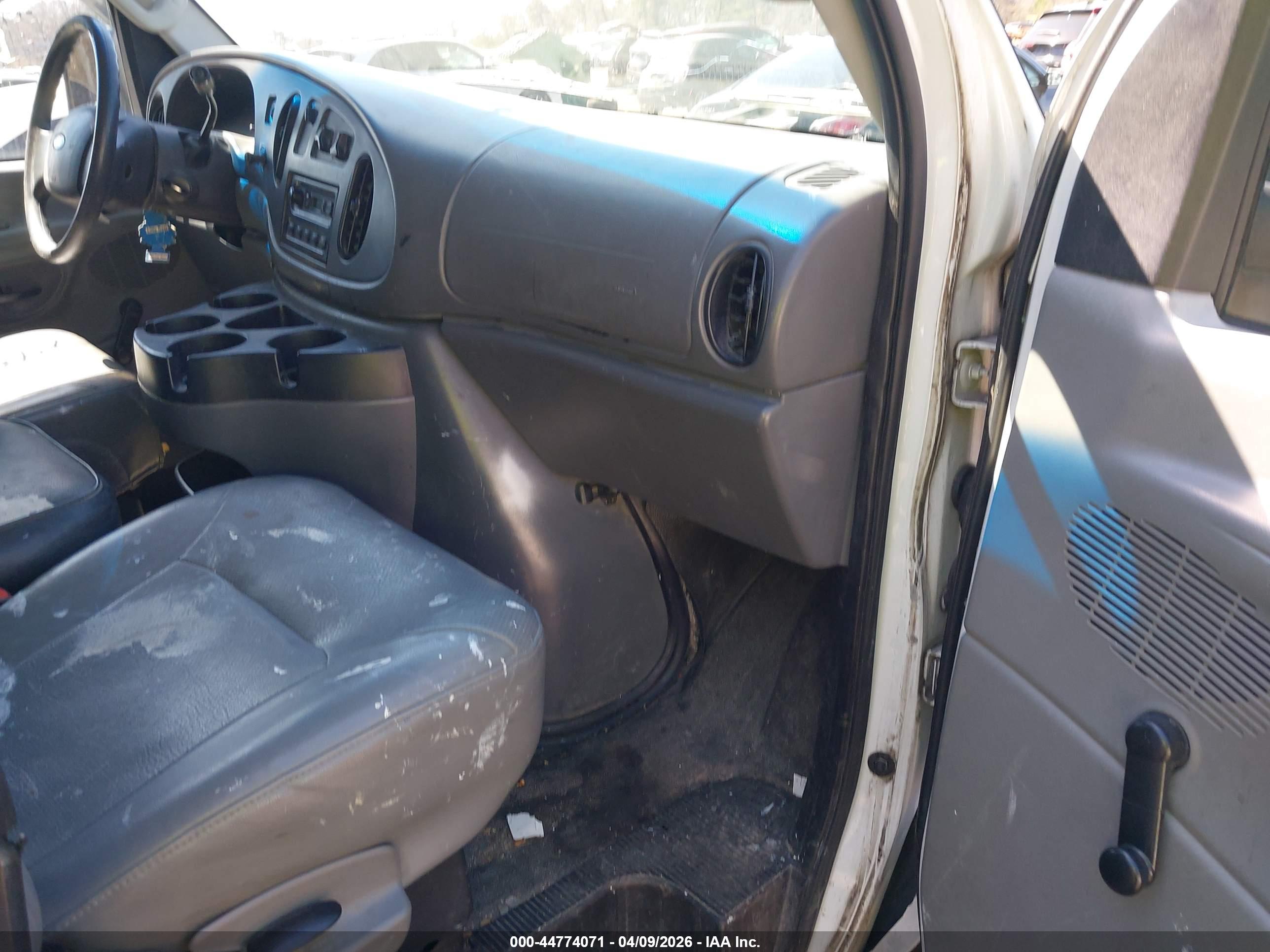 FORD E-150 image 5