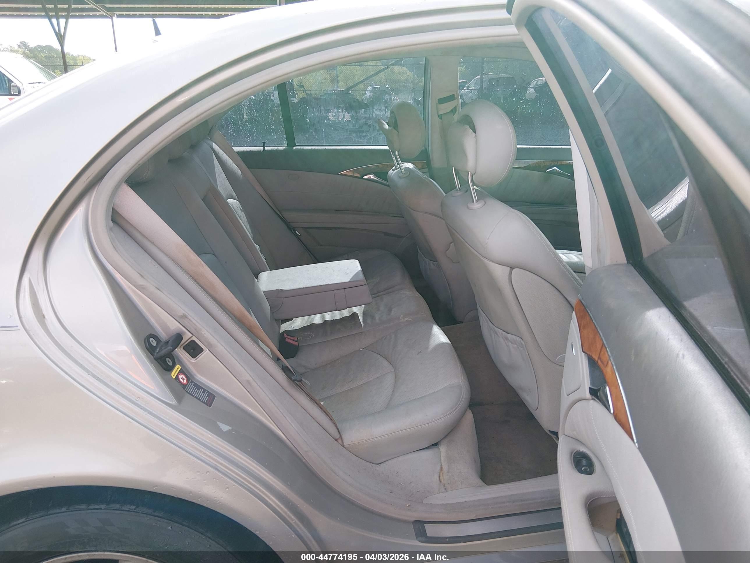 MERCEDES-BENZ E image 8