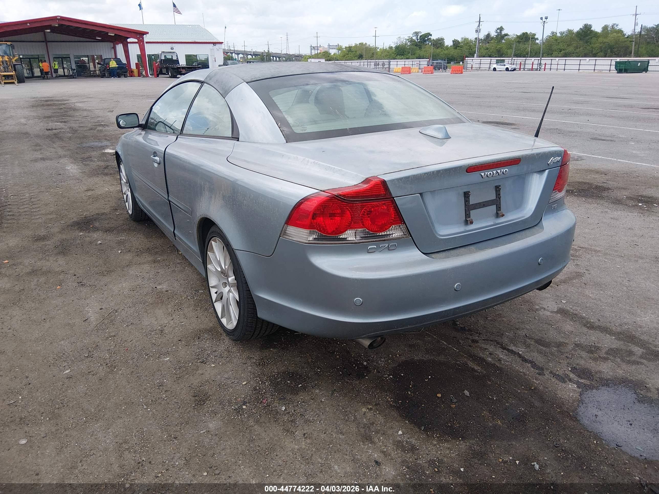 VOLVO C70 image 3