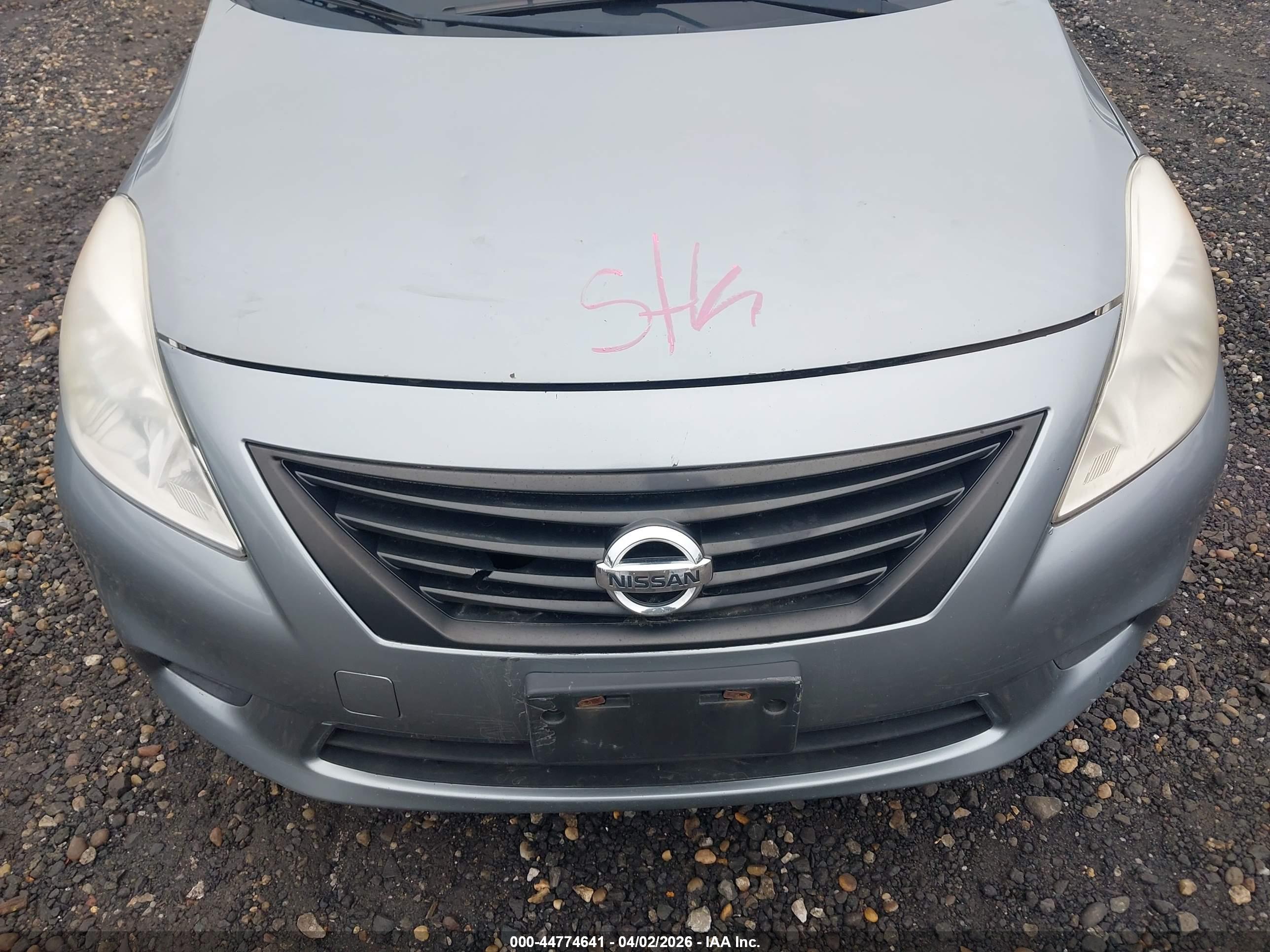 NISSAN VERSA image 10