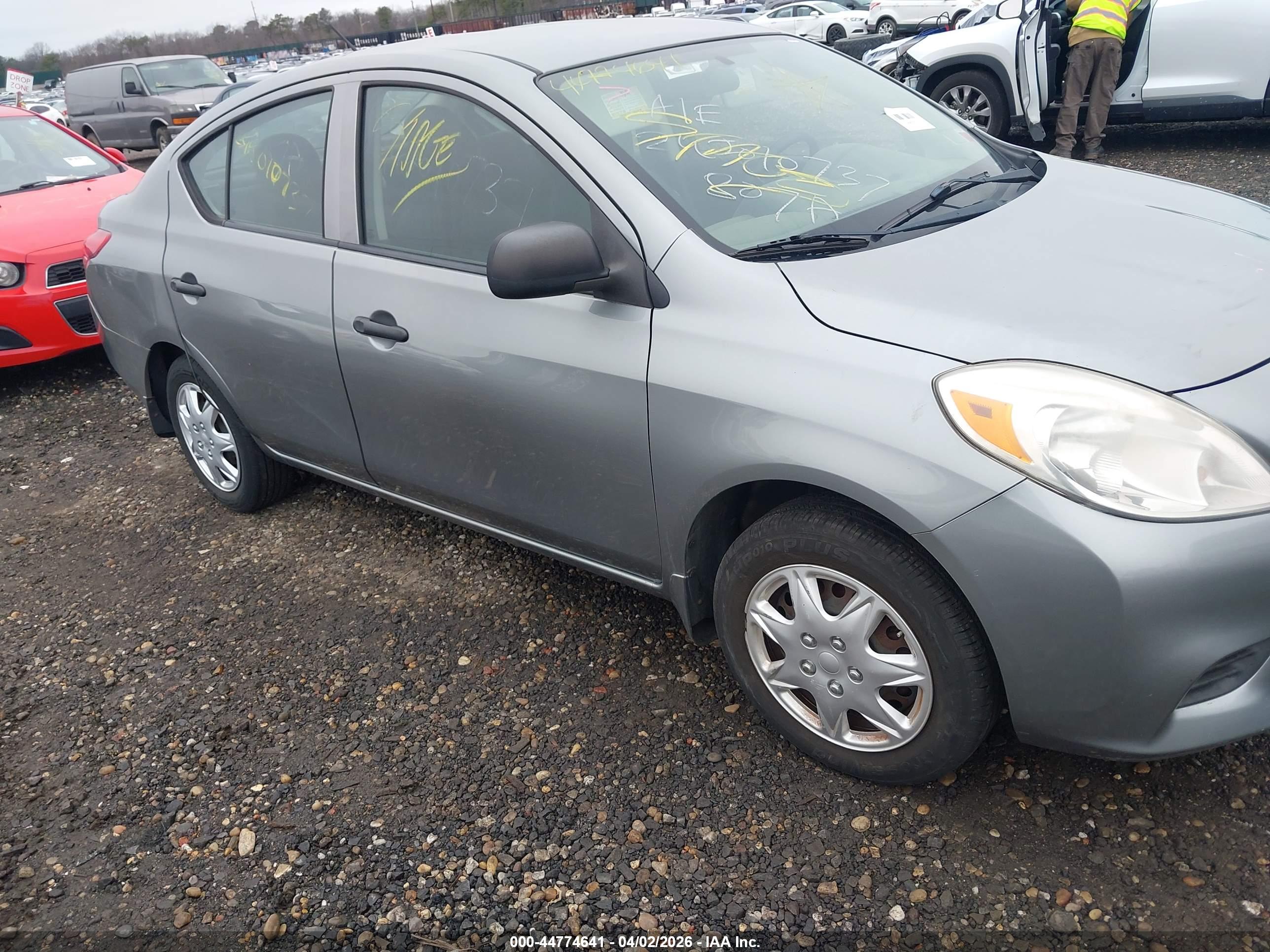 NISSAN VERSA image 6