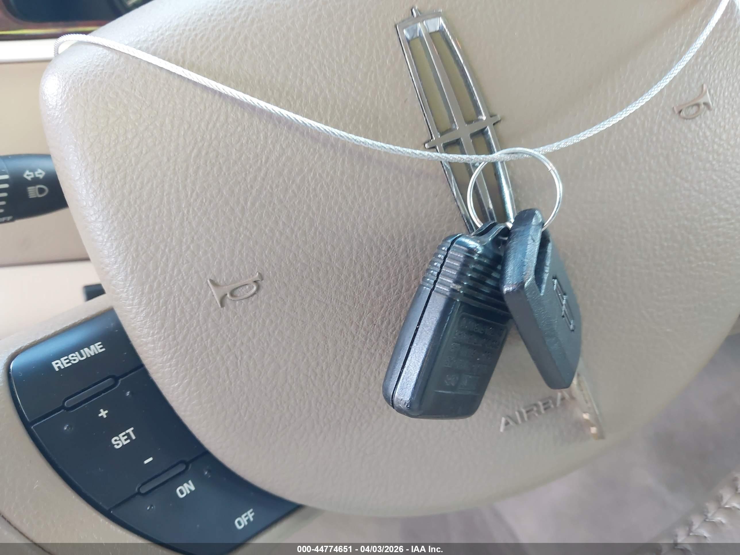 LINCOLN TOWN image 11