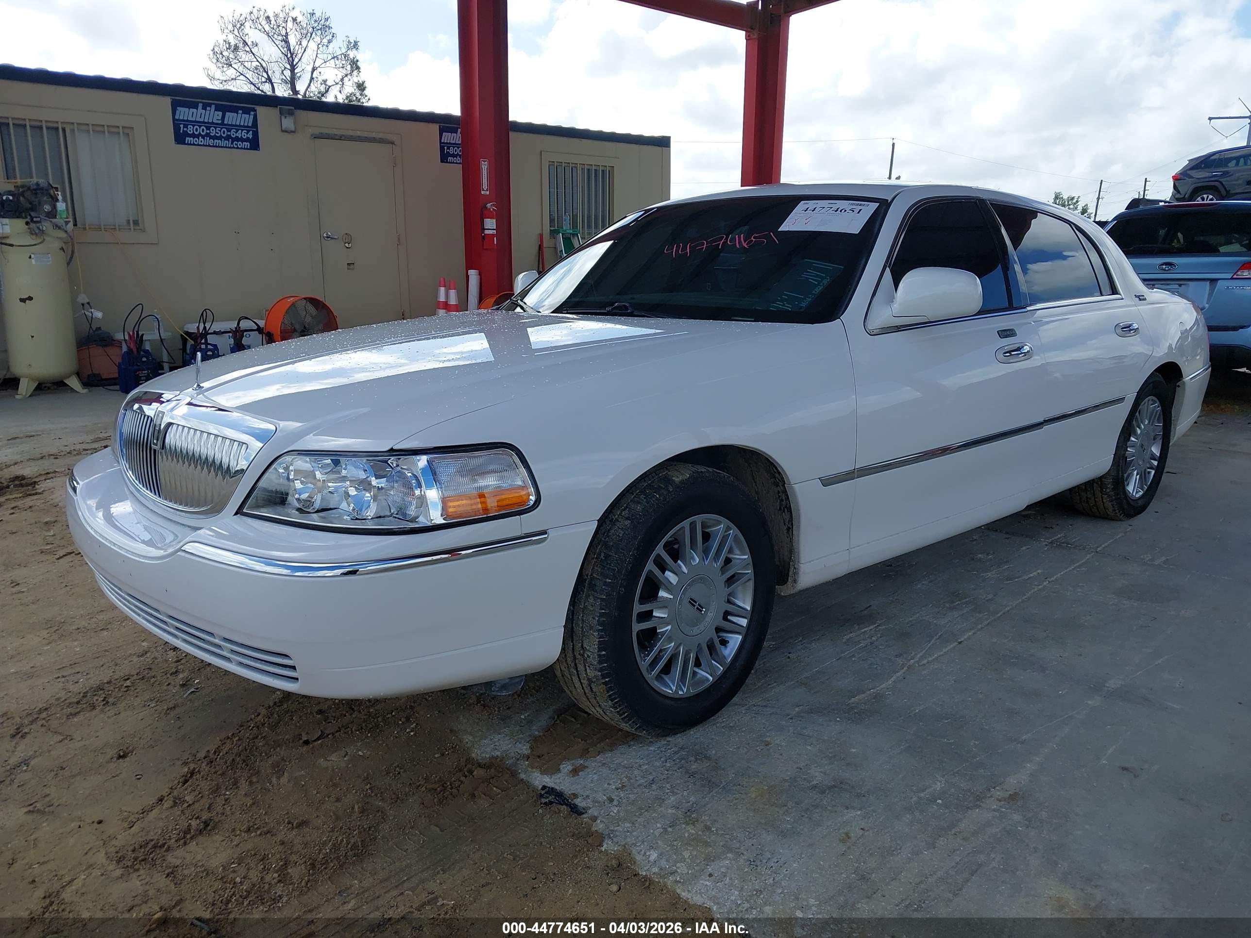 LINCOLN TOWN image 2