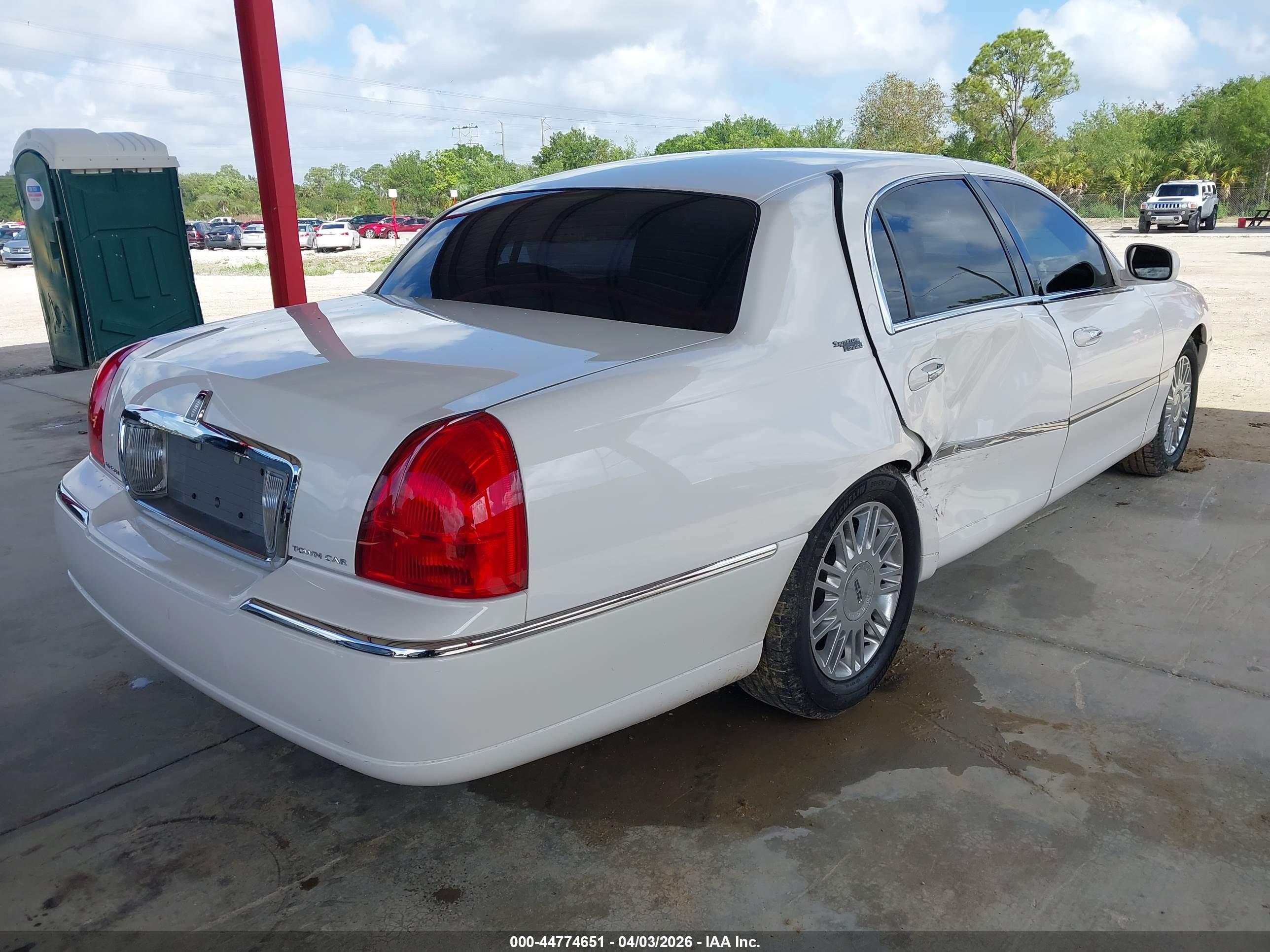 LINCOLN TOWN image 4