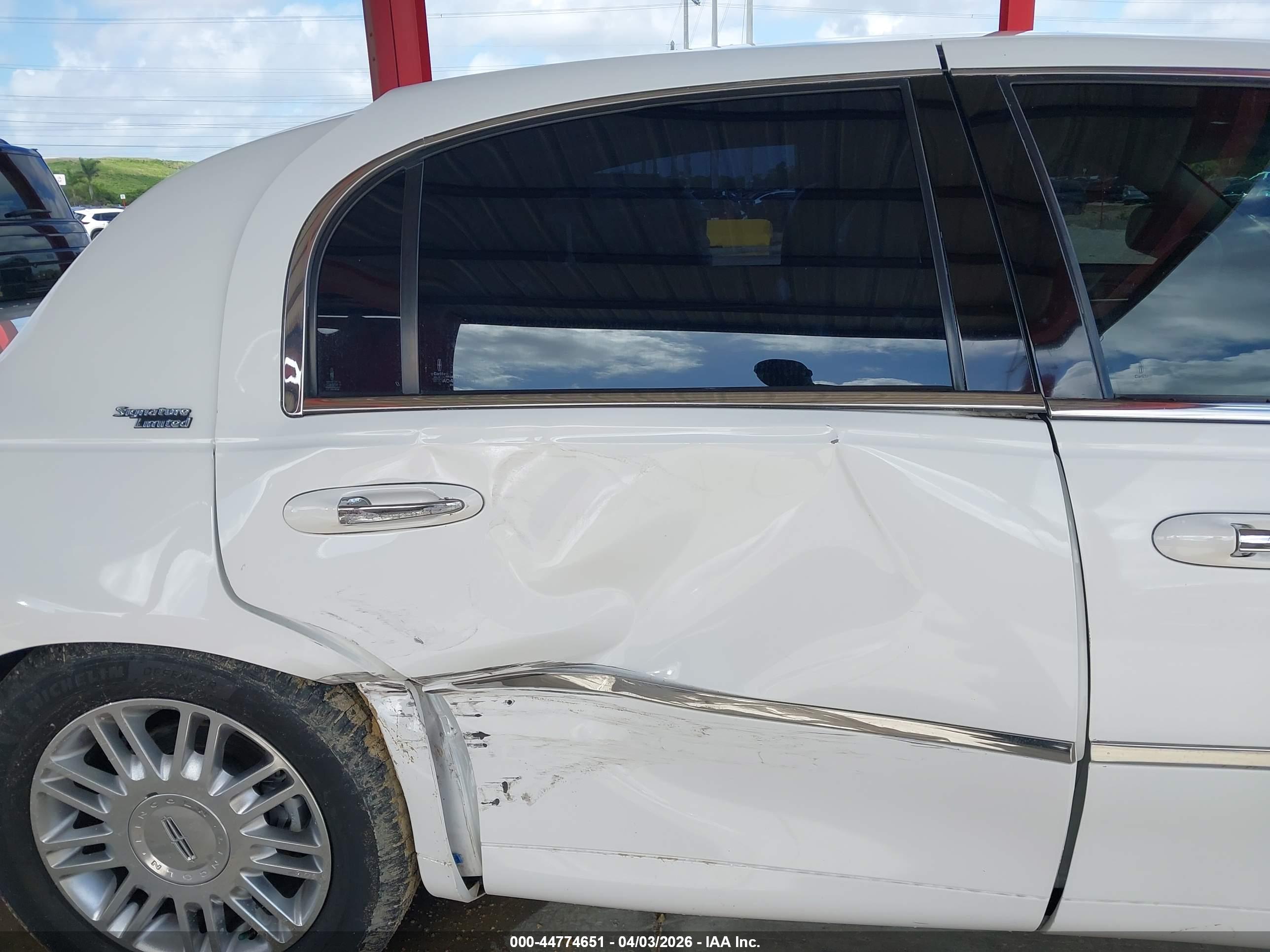 LINCOLN TOWN image 6