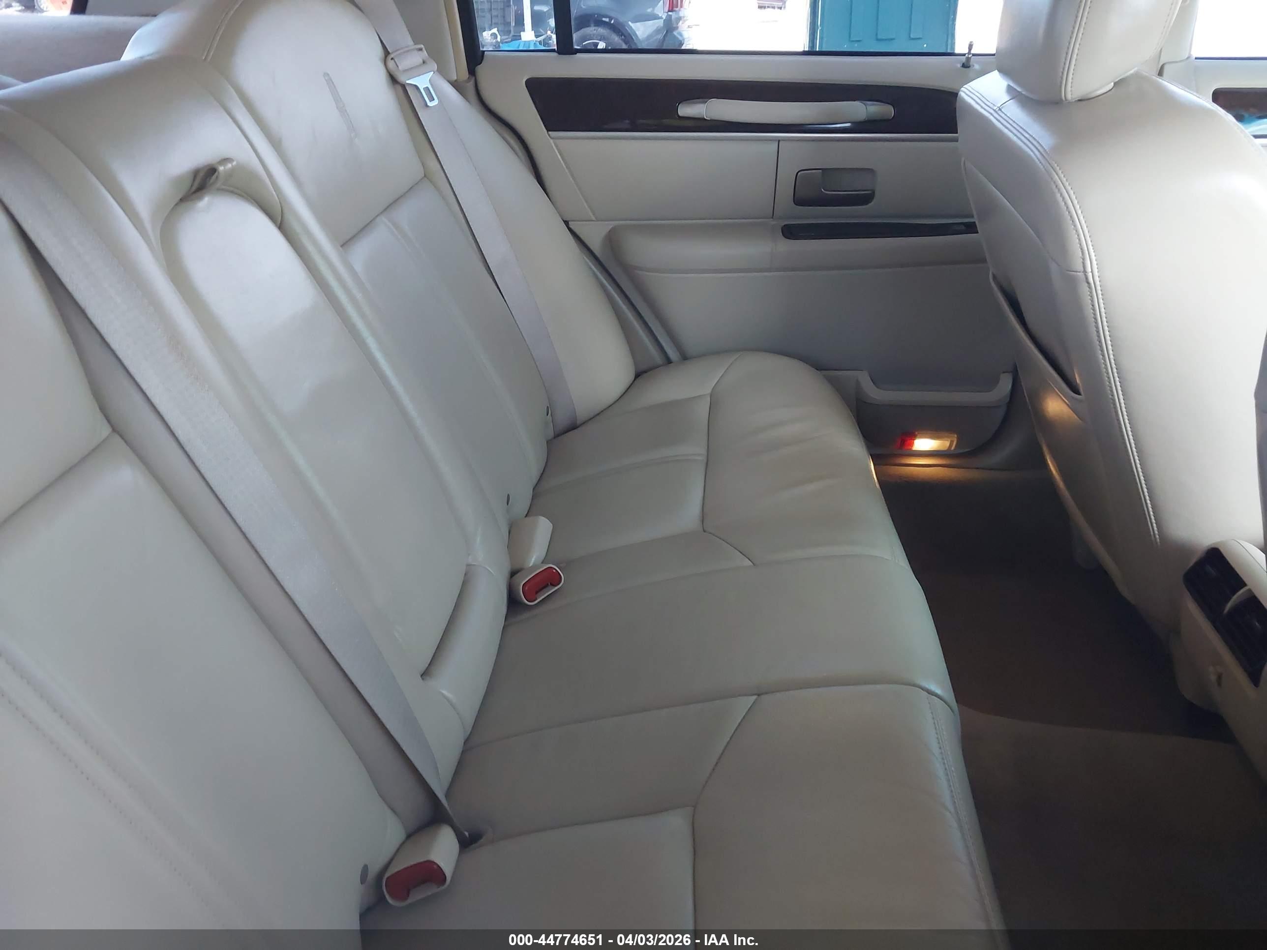 LINCOLN TOWN image 8